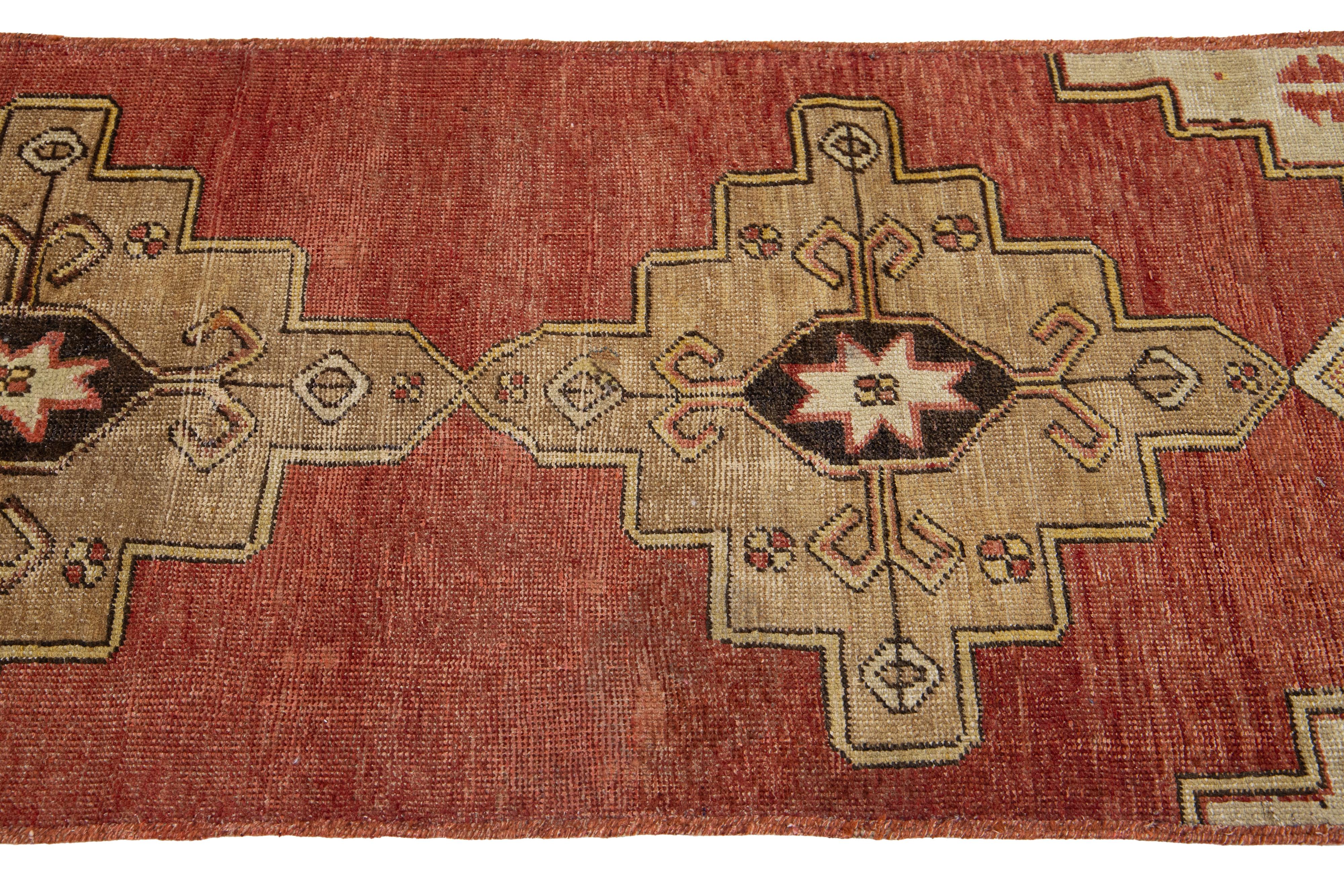 3 x 7 Chemin de table en laine turque d'Anatolie de couleur rouge avec motifs géométriques Excellent état - En vente à Norwalk, CT