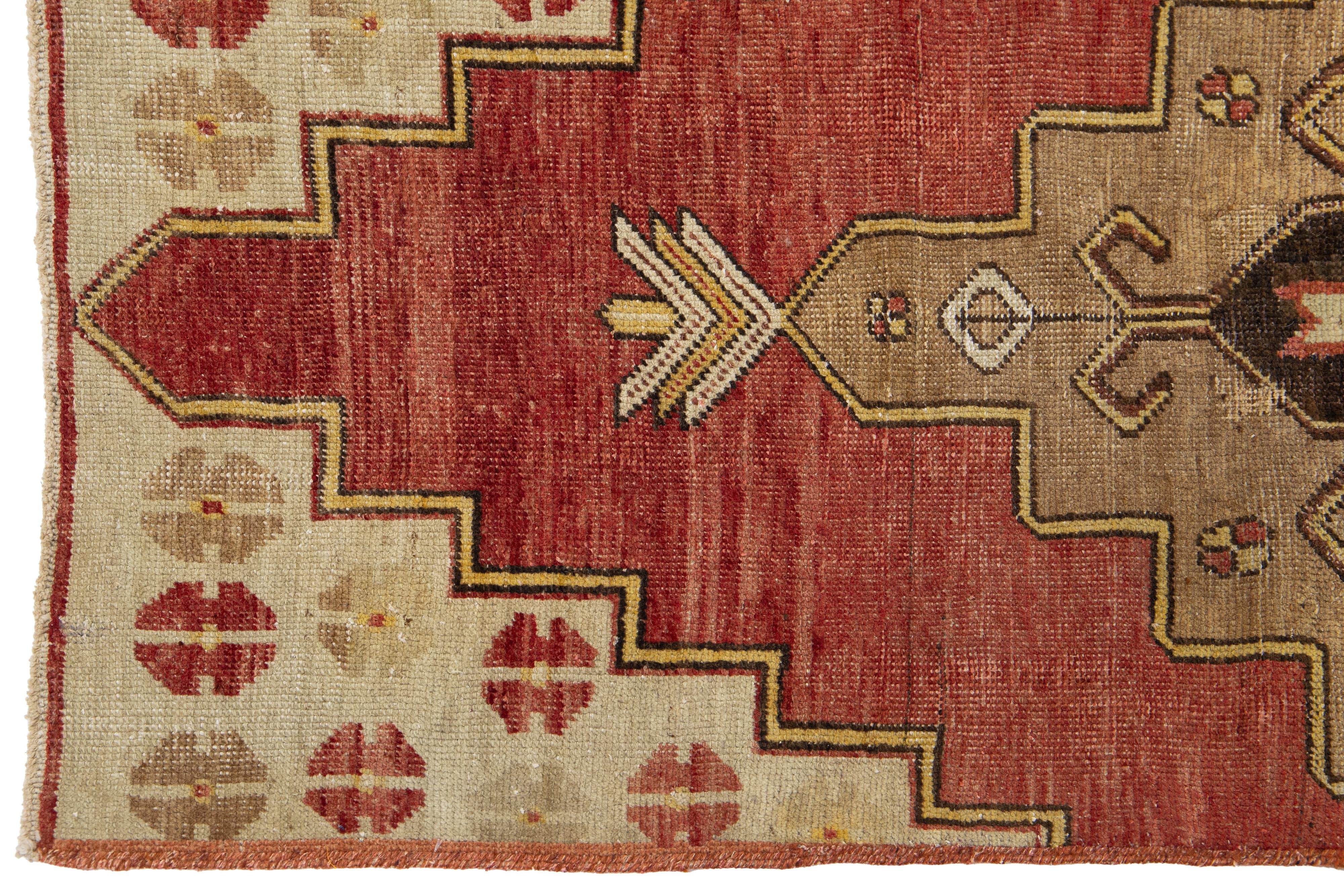 20ième siècle 3 x 7 Chemin de table en laine turque d'Anatolie de couleur rouge avec motifs géométriques en vente