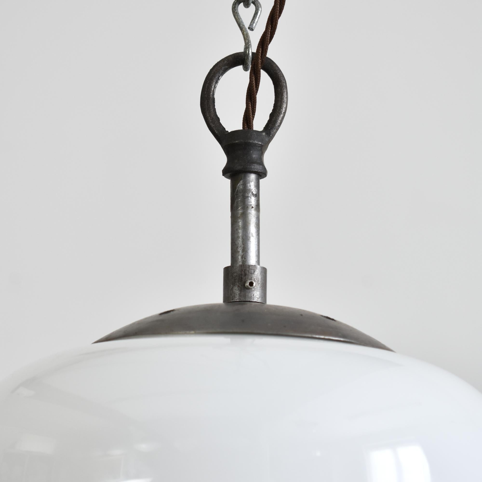 Lampada a sospensione opalina antica Ghianda - A

Un'antica lampada a sospensione in vetro opalino recuperata da un ufficio dell'ex Cecoslovacchia, caratterizzata da una bella forma decorativa modellata. Il vetro offre una suggestiva luce uniforme