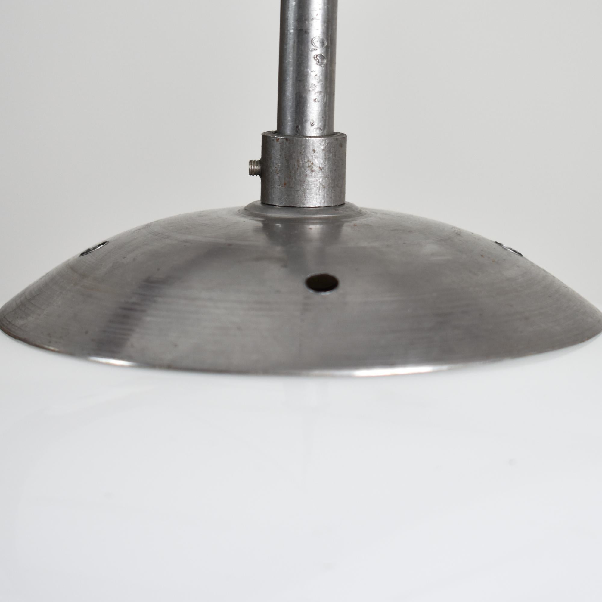 Mid-Century moderno 3 x Luce a sospensione a ghianda opalina antica Church's in vendita