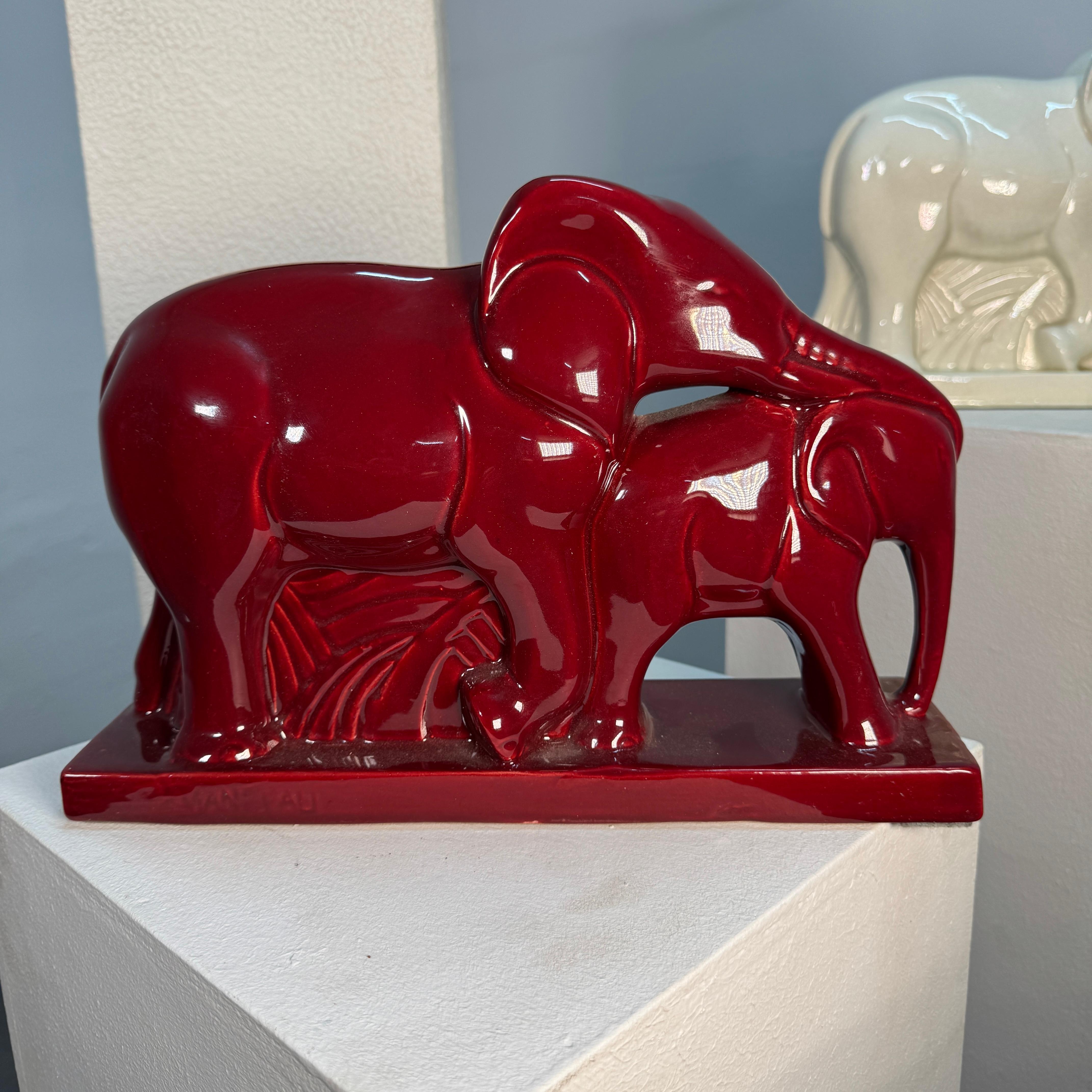 3 x Charles Lemenceau (1905-1980) pour St. Clément. Faïence Art Déco 'Eléphants'. en vente 6