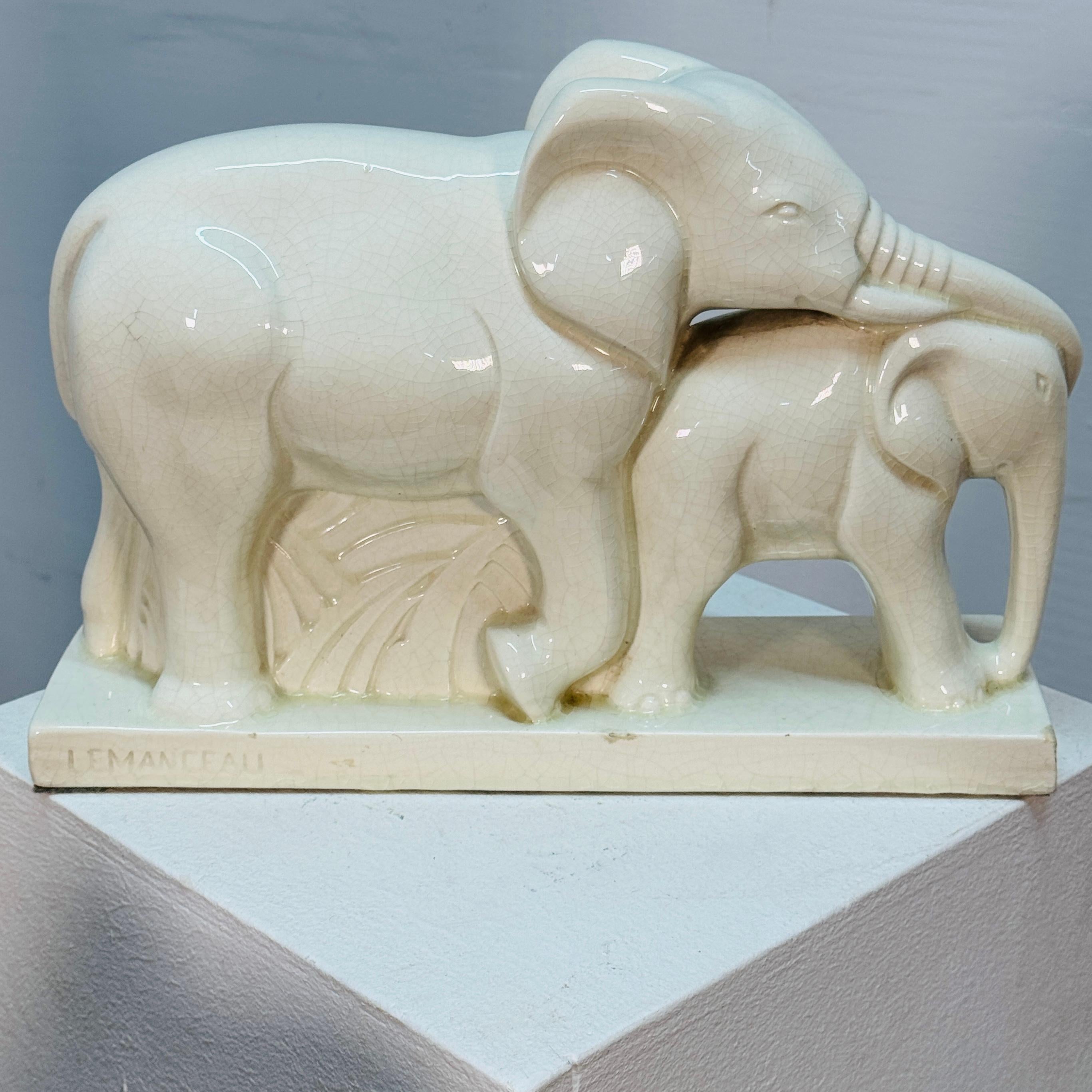 Français 3 x Charles Lemenceau (1905-1980) pour St. Clément. Faïence Art Déco 'Eléphants'. en vente