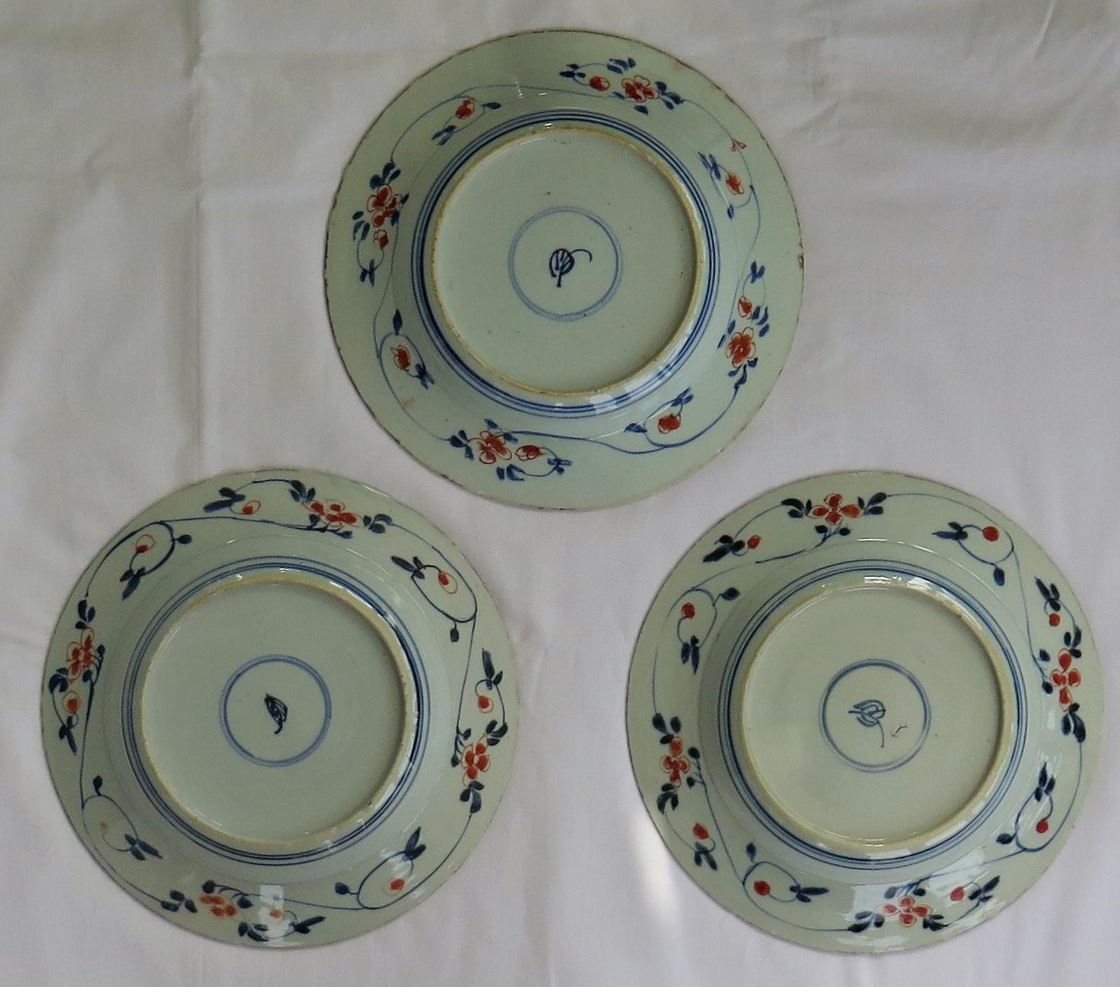 These are a set of three beautifully hand painted Chinese Export porcelain Plates or Dishes from the Qing, Kangxi period, 1662-1722 and are all fully marked to the base with the Kangxi period Artemisia Leaf mark within a double blue ring.

The