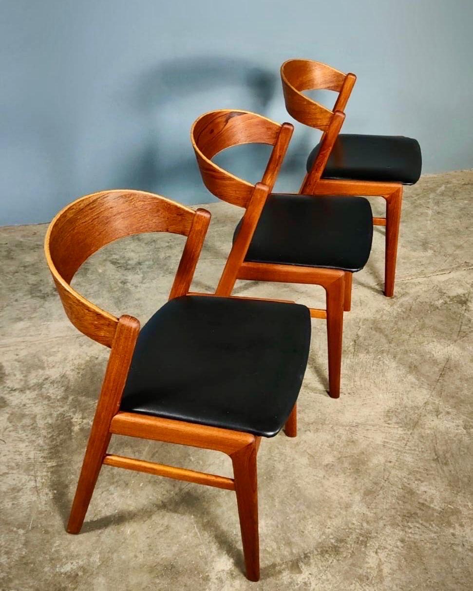 New Stock ✅

3 x Dux Of Sweden Ribbon Dining Chairs

This modernist chair was produced by the Swedish manufacturer Dux, Ljungs Industrier during the 1960s. With its original black vinyl seating on a restored teak frame. 

This model has a market
