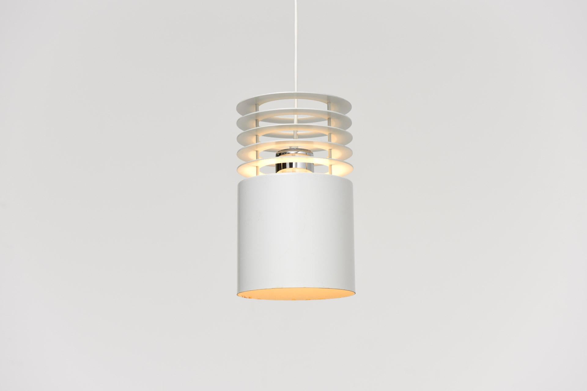 'Hydra 1' pendant luminaire, in white lacquered metal.
Design by Jo Hammerborg for Fog & Mørup. Made in Denmark.
3 pieces. Available 3 'Hydra 1' pendant light - Jo Hammerborg.