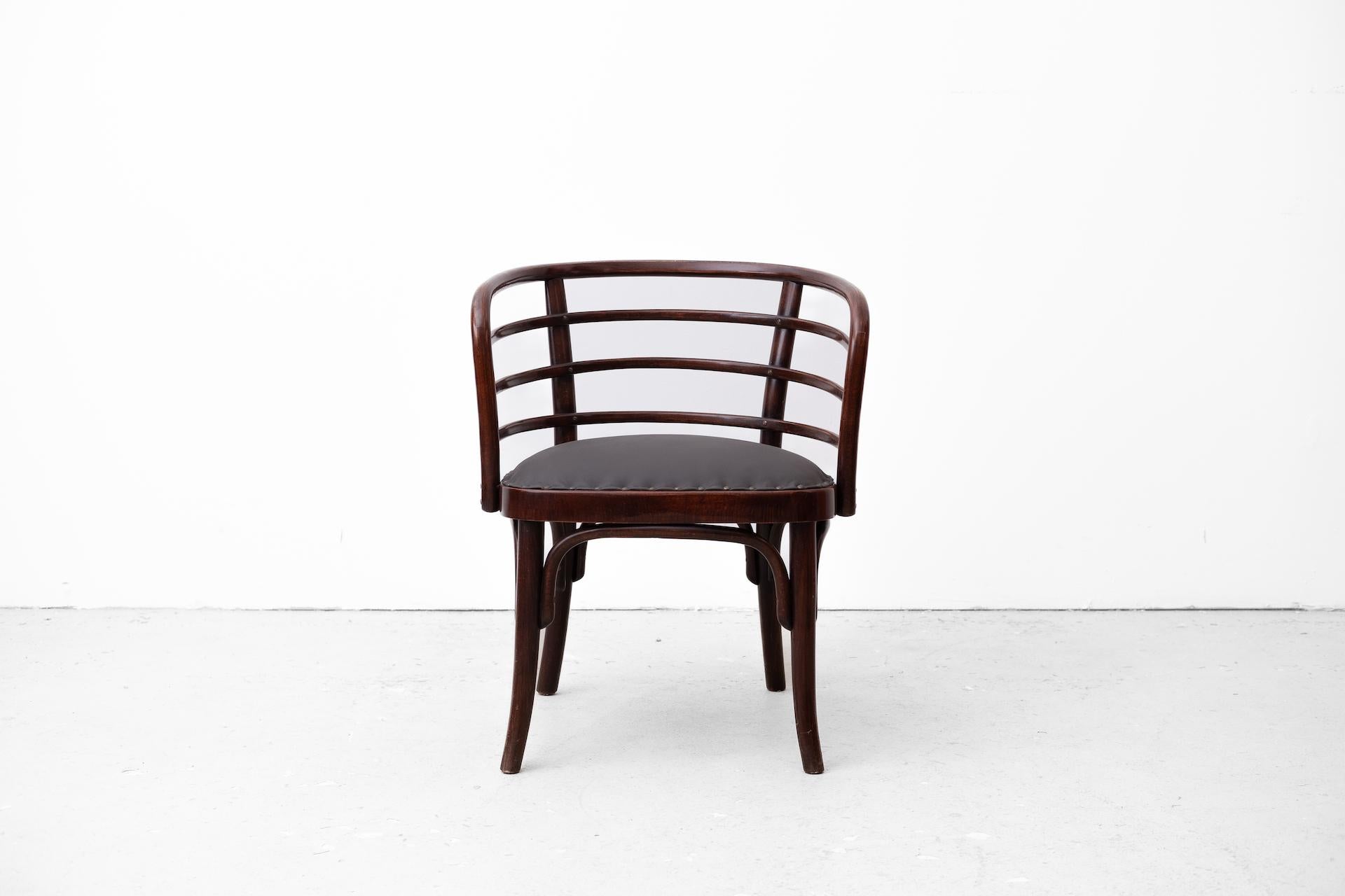 Objekt: Armlehnstuhl (3 Exemplare vorhanden)
Entwurf: Josef Frank zugeschrieben (Wien, um 1930)
Modell-Nummer: A246/F
Ausführung: Thonet (Wien, um 1930)
Maße in cm (H x B x T): 69 x 56 x 50
Material: Buchenbugholz, Leder
Zustand: sehr gut, mit