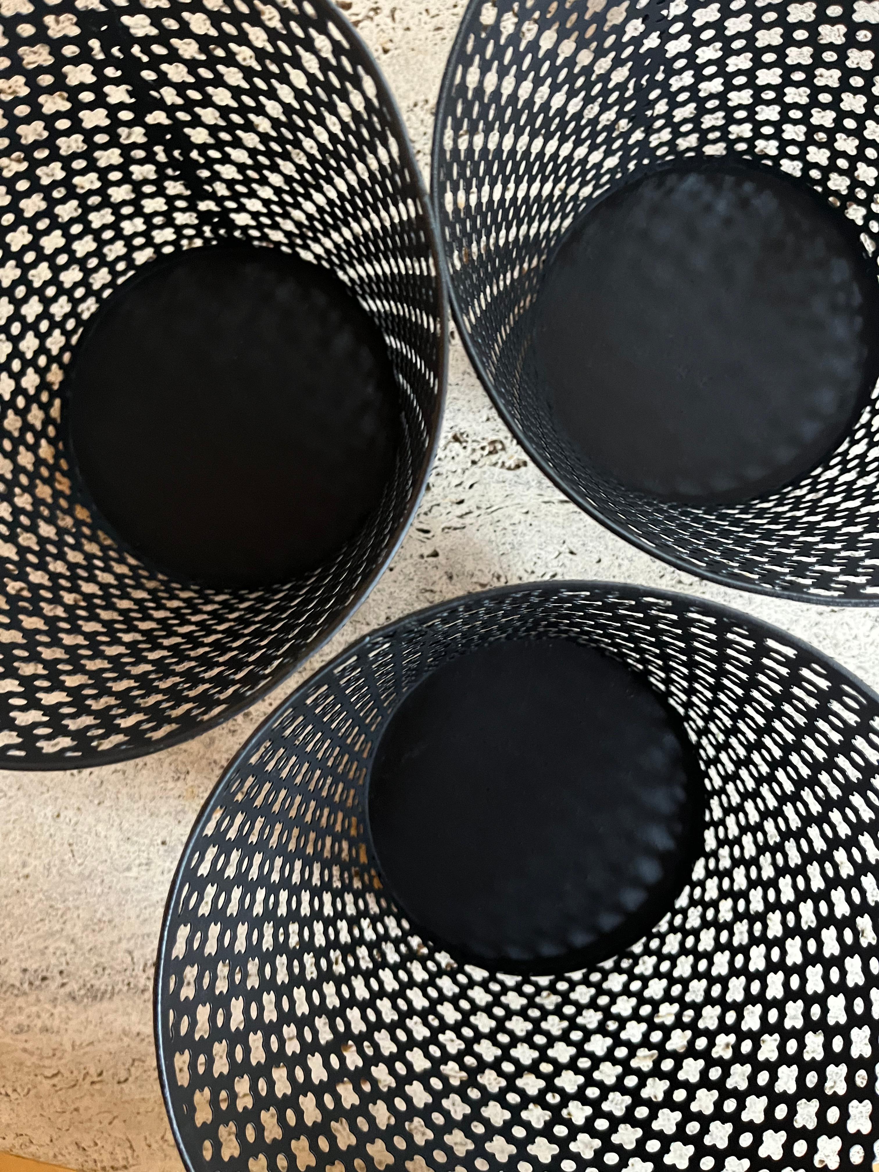3 x durchbrochene Metalltöpfe in der Art von Mathieu Mategot im Angebot 4