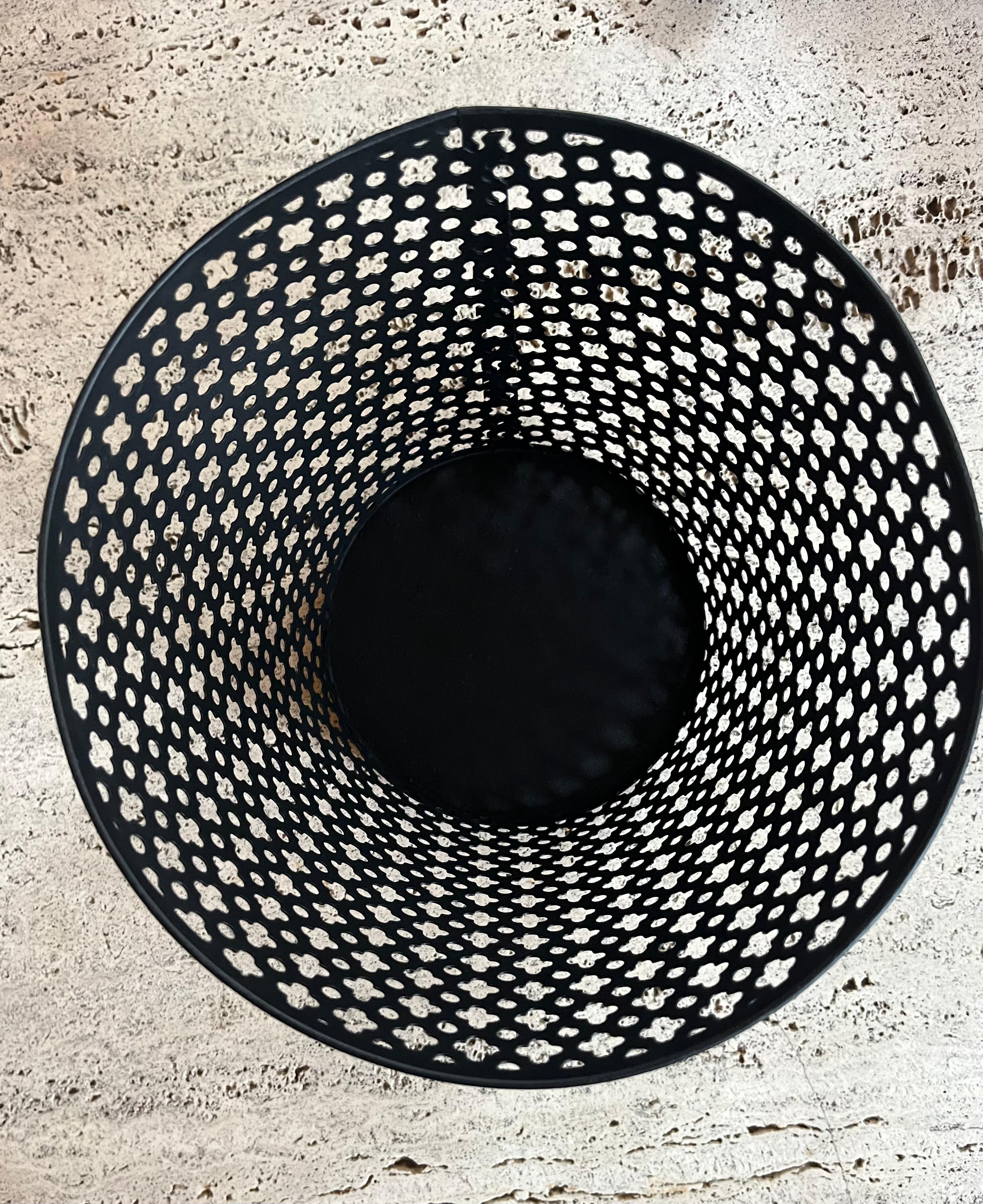 3 x durchbrochene Metalltöpfe in der Art von Mathieu Mategot im Angebot 2
