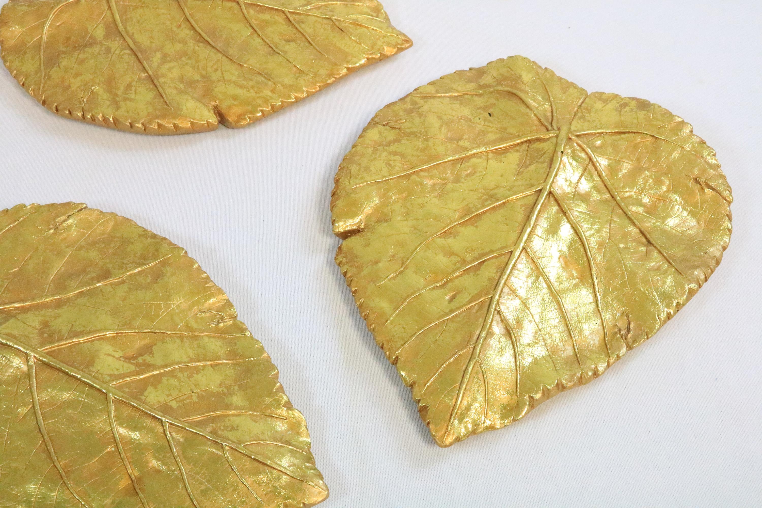 Very decorative golden leaves as a wall design.
Origin and age unknown, probably 1970s 1980s.
 
Fit very well with the interior of the mid-century.
 
Material: light (clay?)
32 x 25cm / 12.6 x 9.8 inches
 