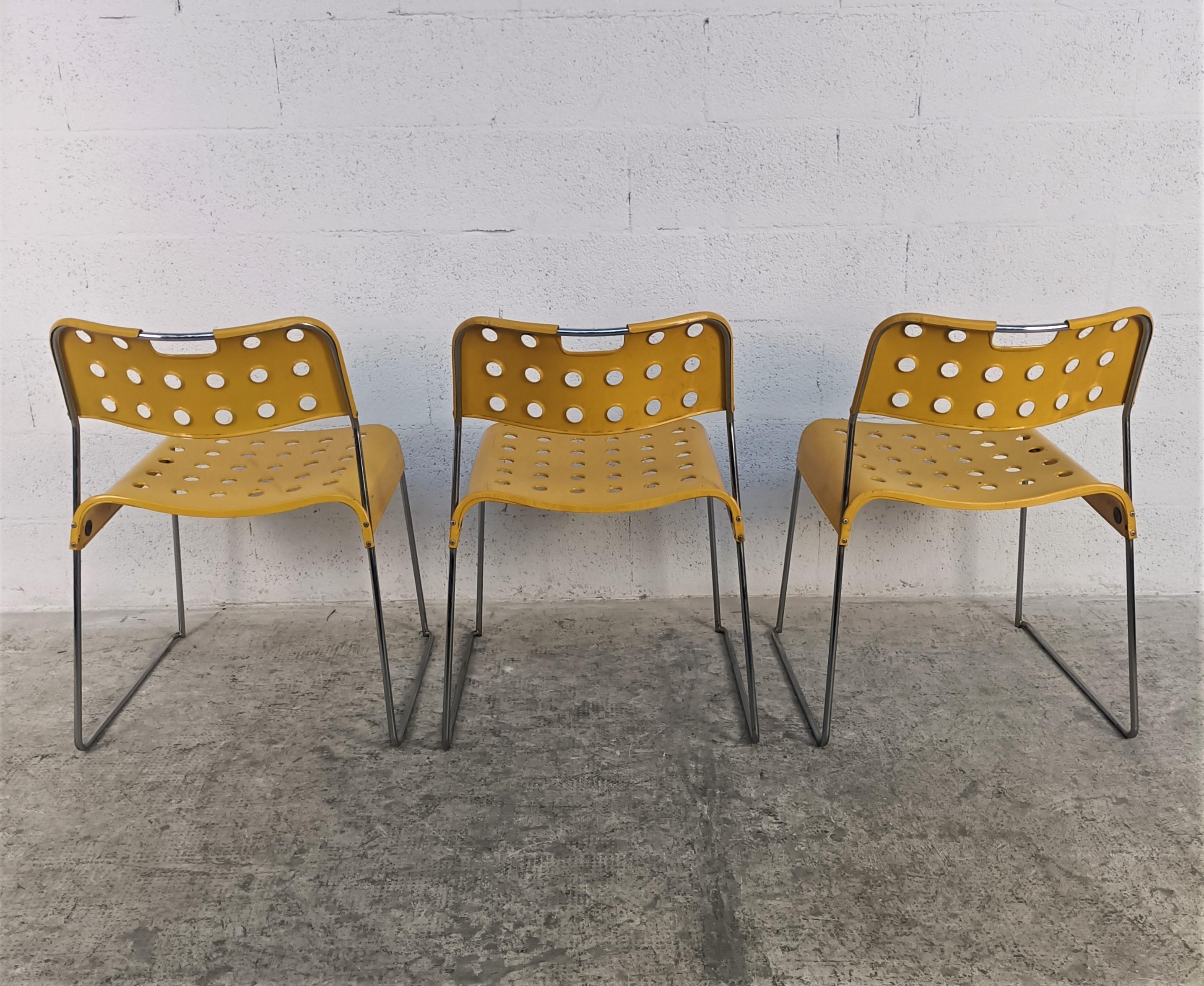 italien 3 chaises empilables Omkstak jaune de Rodney Kinsman pour Bieffeplast, années 70 en vente