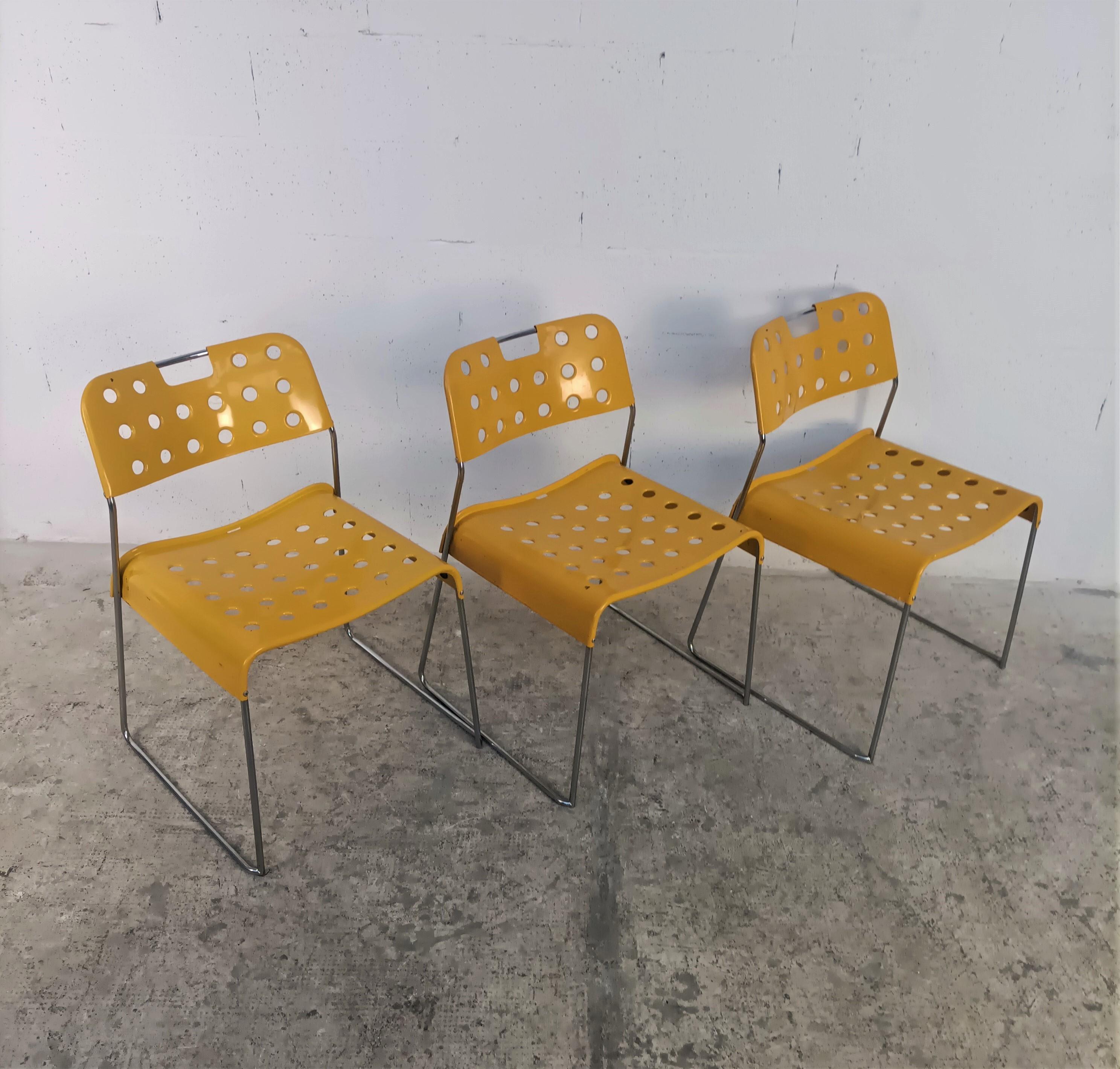 3 chaises empilables Omkstak jaune de Rodney Kinsman pour Bieffeplast, années 70 Bon état - En vente à Padova, IT