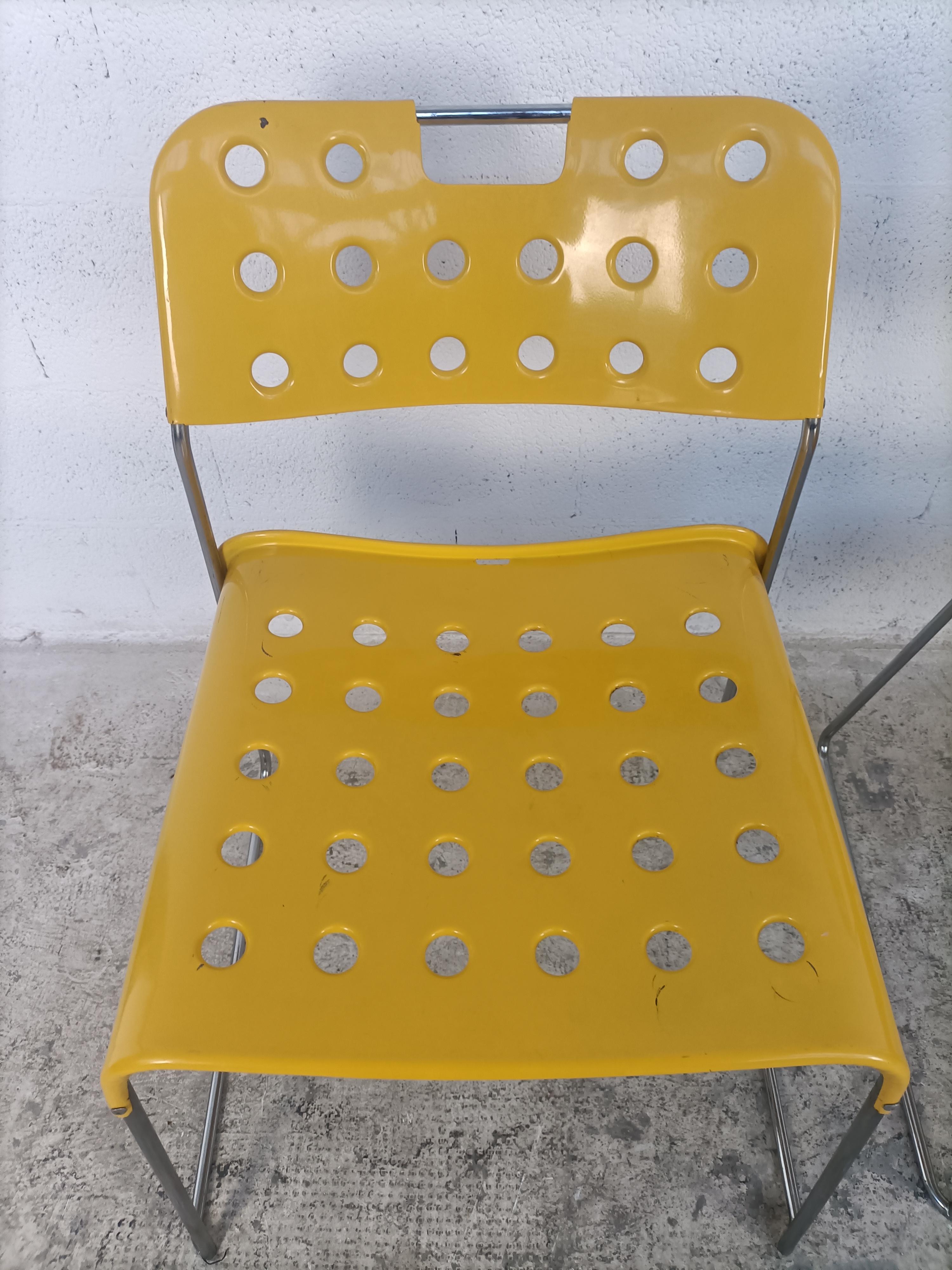 Métal 3 chaises empilables Omkstak jaune de Rodney Kinsman pour Bieffeplast, années 70 en vente