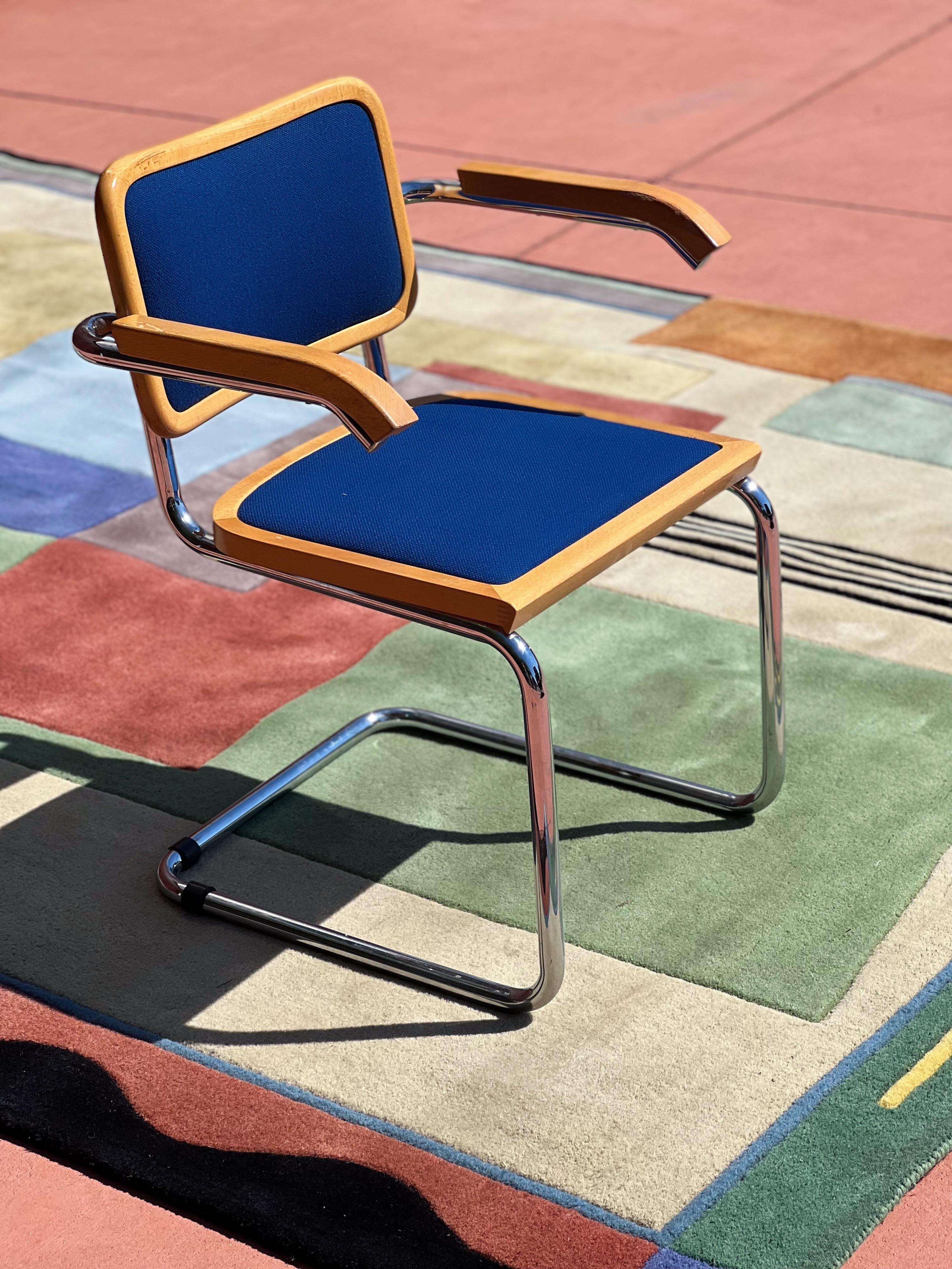 (30 verfügbar) Blaue gepolsterte Cesca-Stühle von Loewenstein aus den 1980er Jahren (Postmoderne) im Angebot