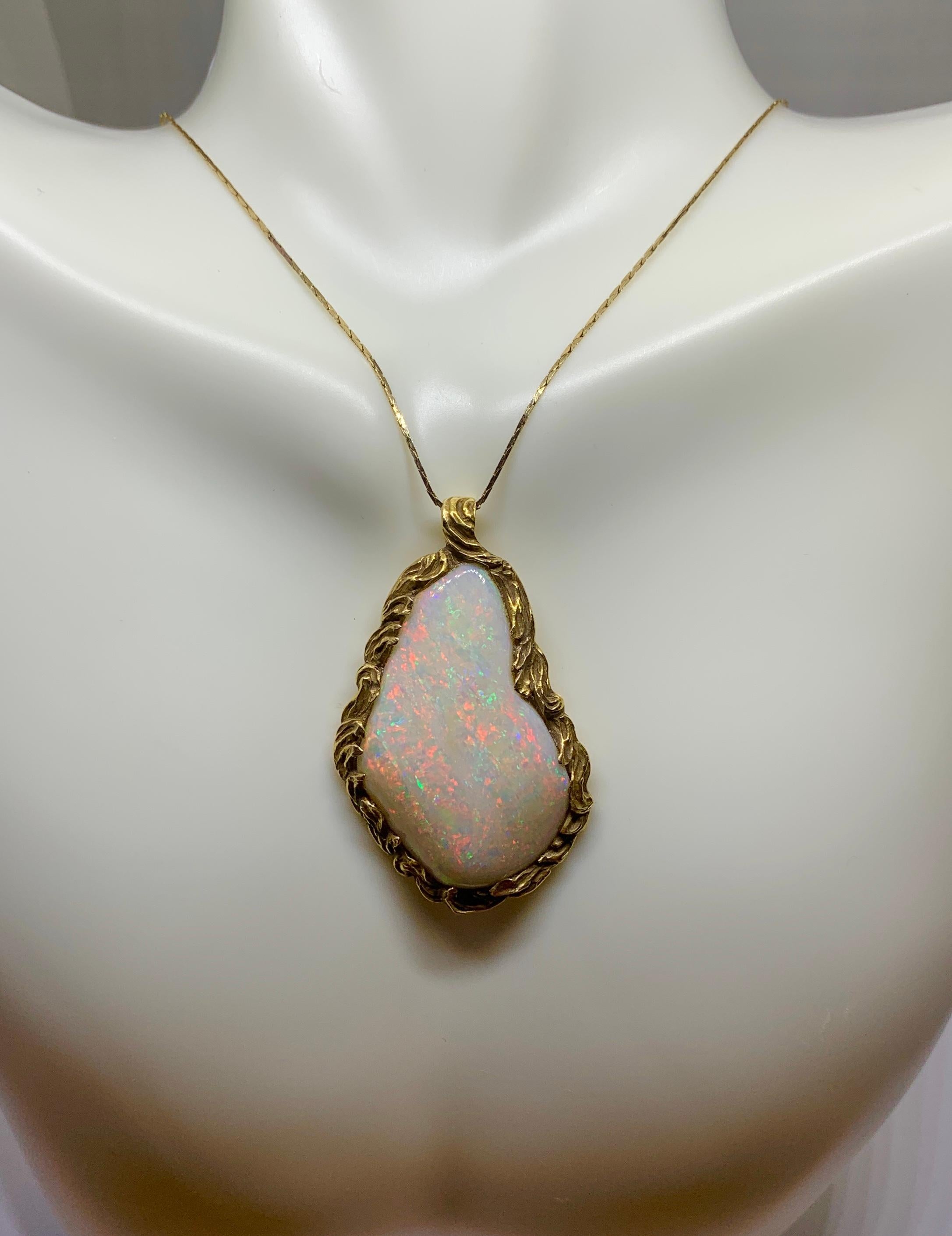 Collier pendentif rétro ancien en or 14 carats avec opale du feu rouge de 30 carats Pour femmes en vente