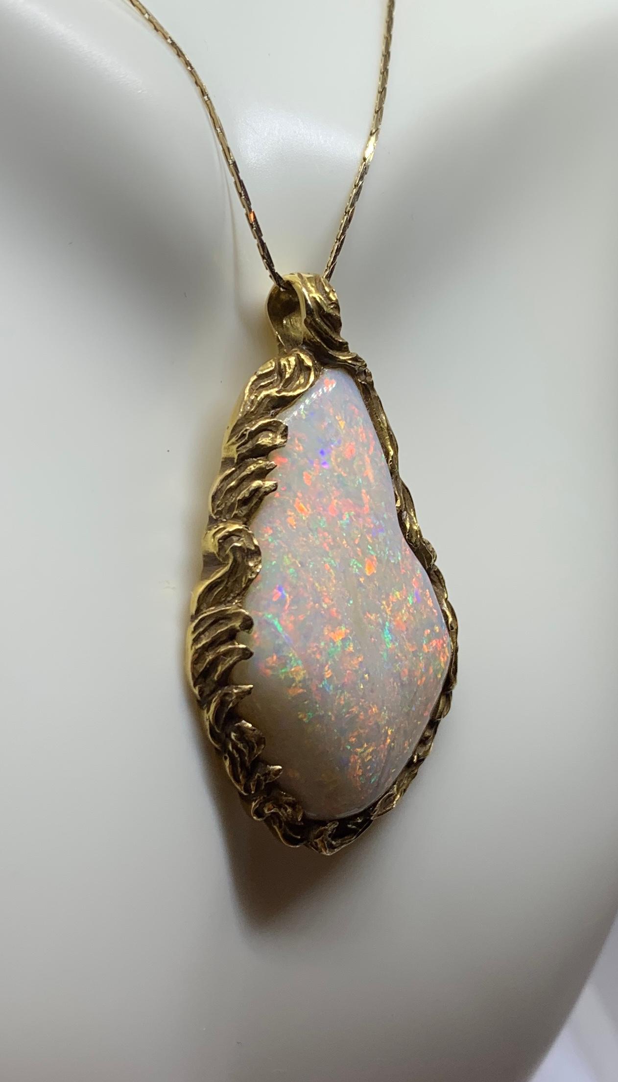 Collier pendentif rétro ancien en or 14 carats avec opale du feu rouge de 30 carats en vente 1