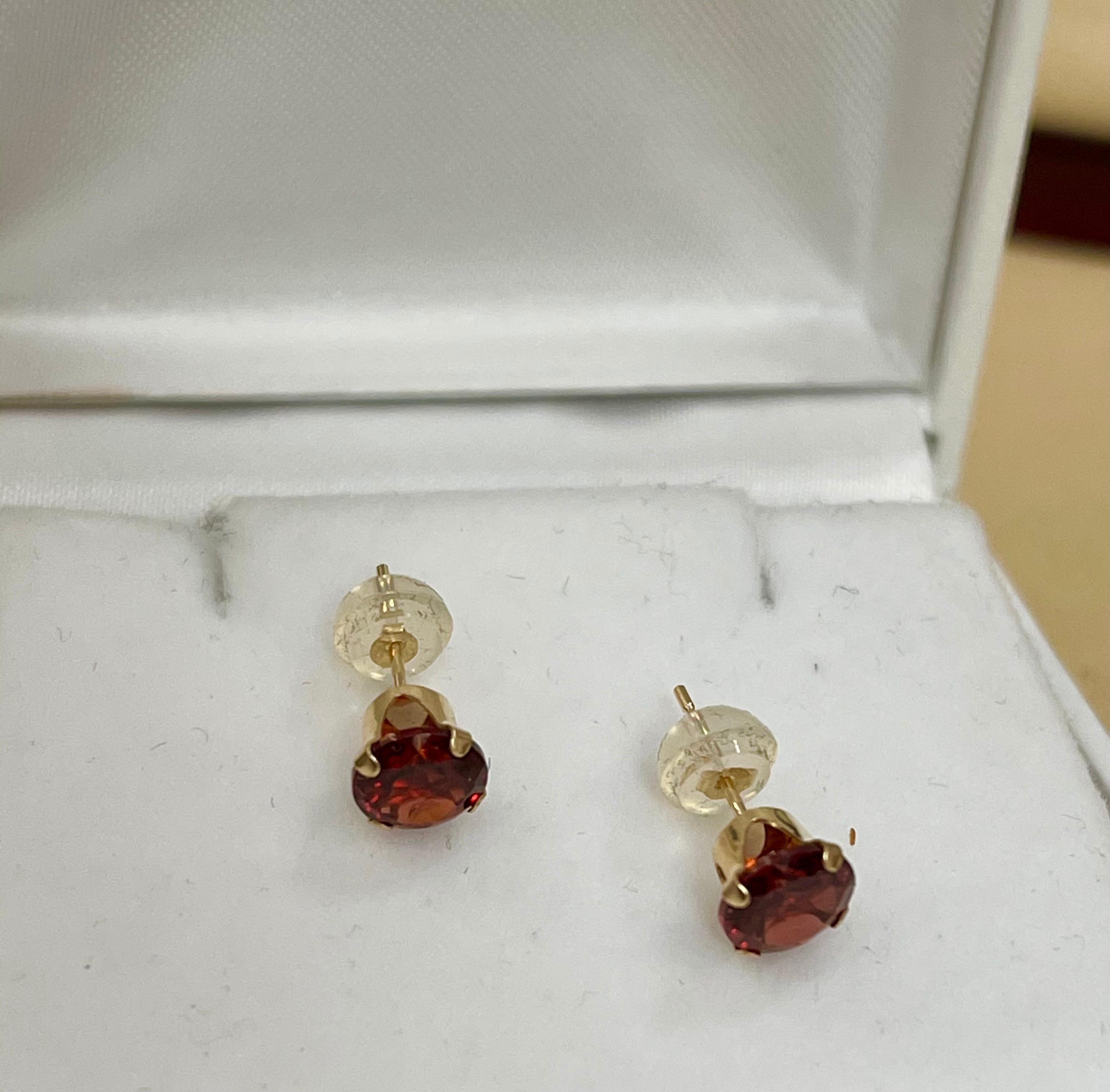 3.0 Carat Round Garnet Stud Post Earrings 14 Karat Yellow Gold In Excellent Condition For Sale In New York, NY