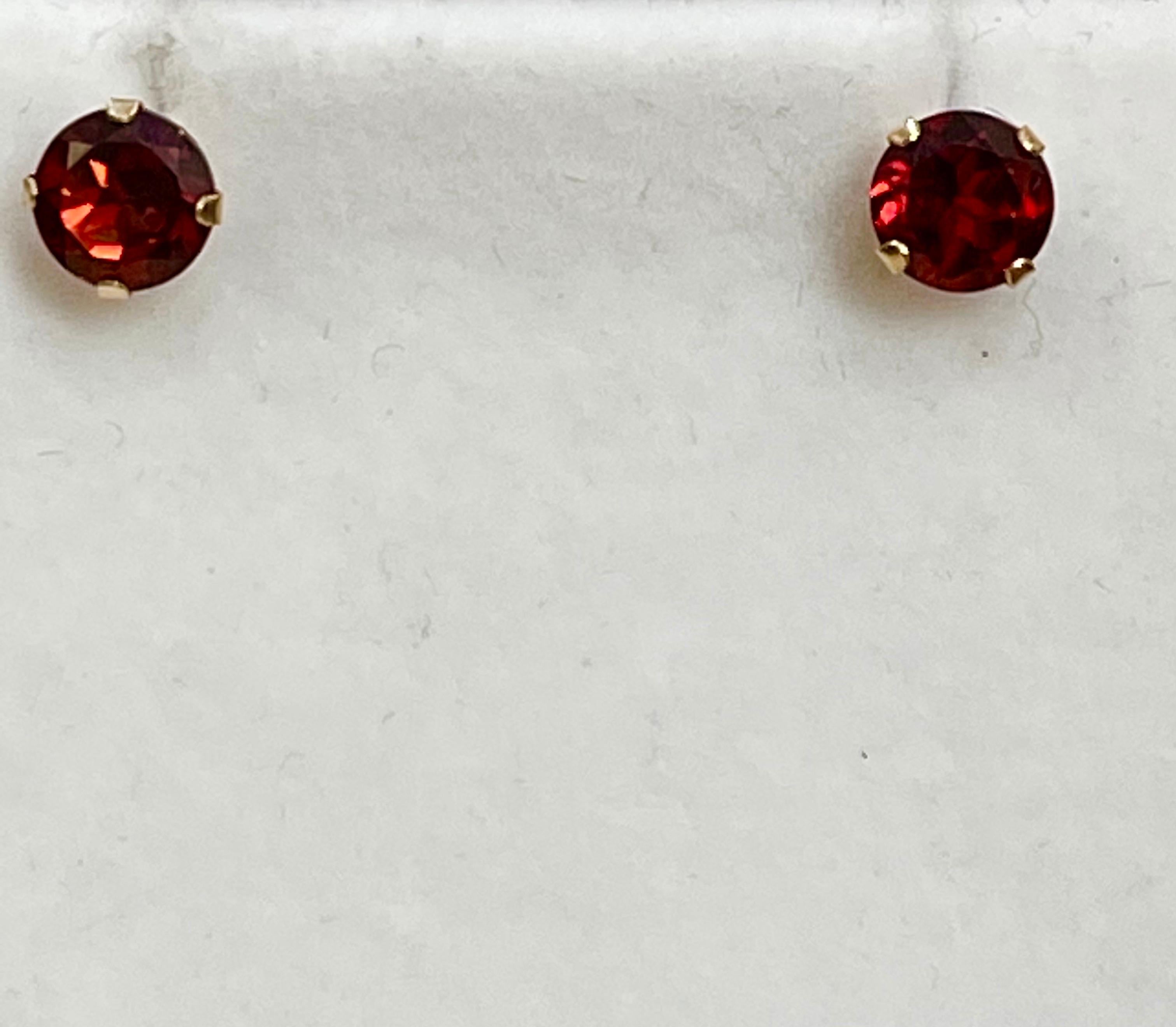 3.0 Carat Round Garnet Stud Post Earrings 14 Karat Yellow Gold For Sale 1