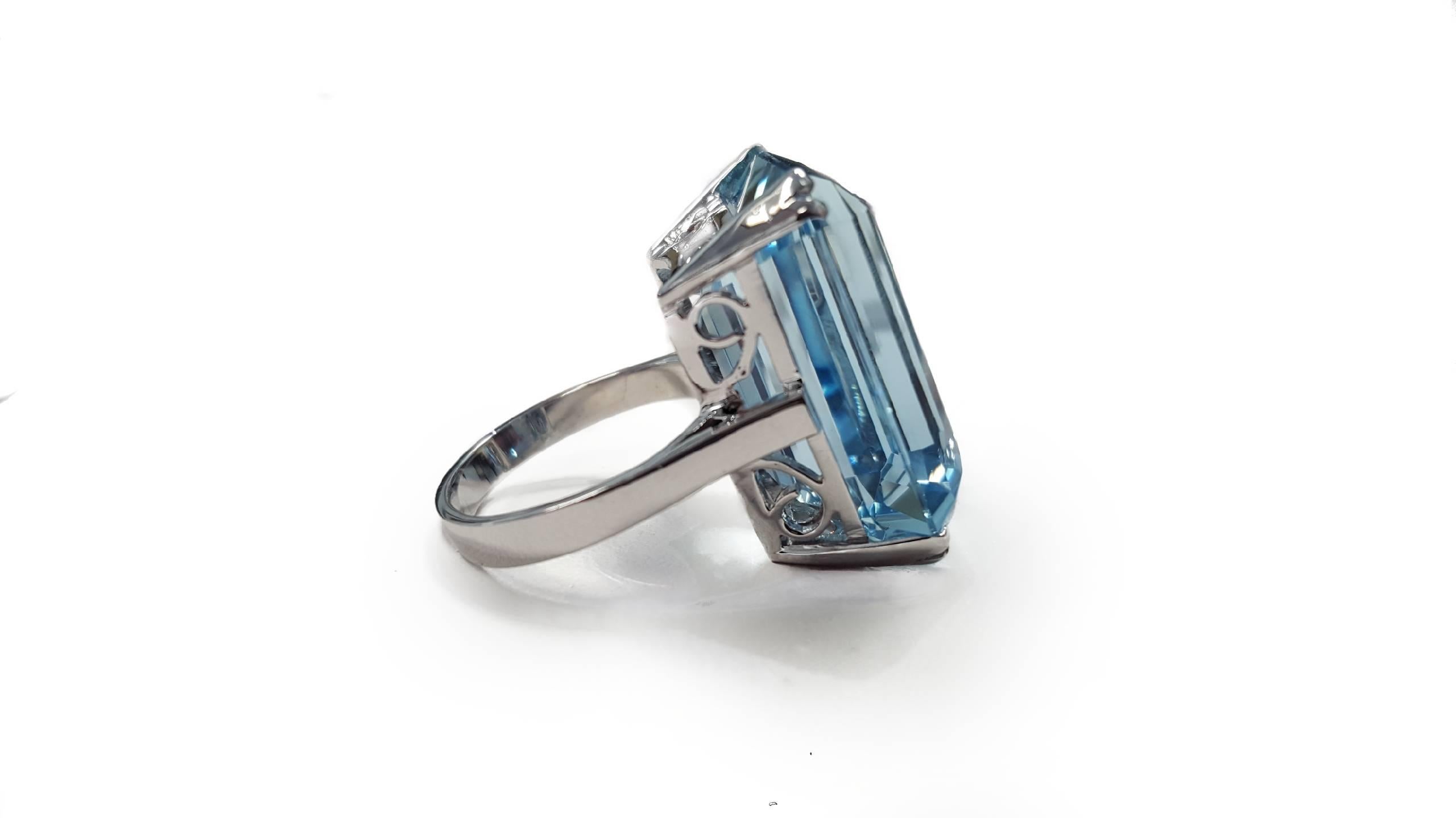 White gold ring set with an estimated 30ct Aquamarine. The stone measures 22.55 x 16.48 x 10.55mm. The ring weighs 6.70dwt