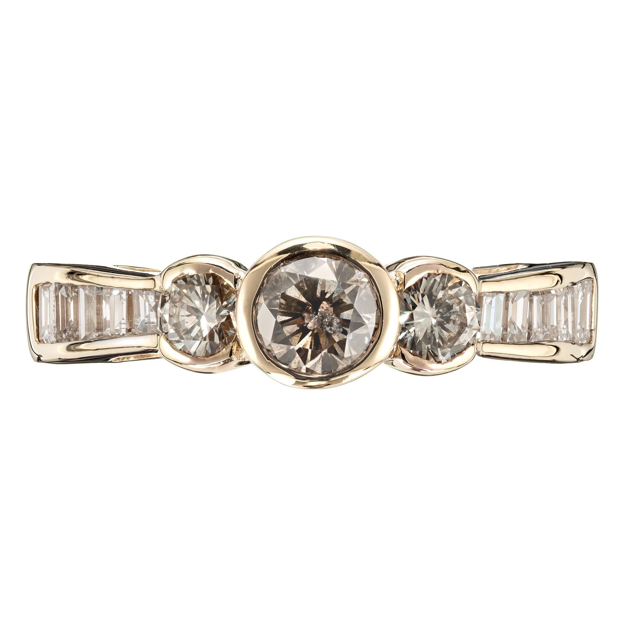 Bague de fiançailles en diamant naturel brun et blanc serti en chaton. un diamant brun serti en chaton avec deux diamants ronds latéraux accentués par des diamants carrés gradués le long de la tige en or jaune 14k. 

1 diamant brun rond et brillant,