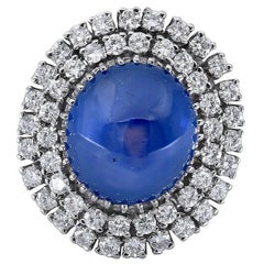 Anello da cocktail con zaffiro blu cabochon da 30 carati e diamante a doppio alone
