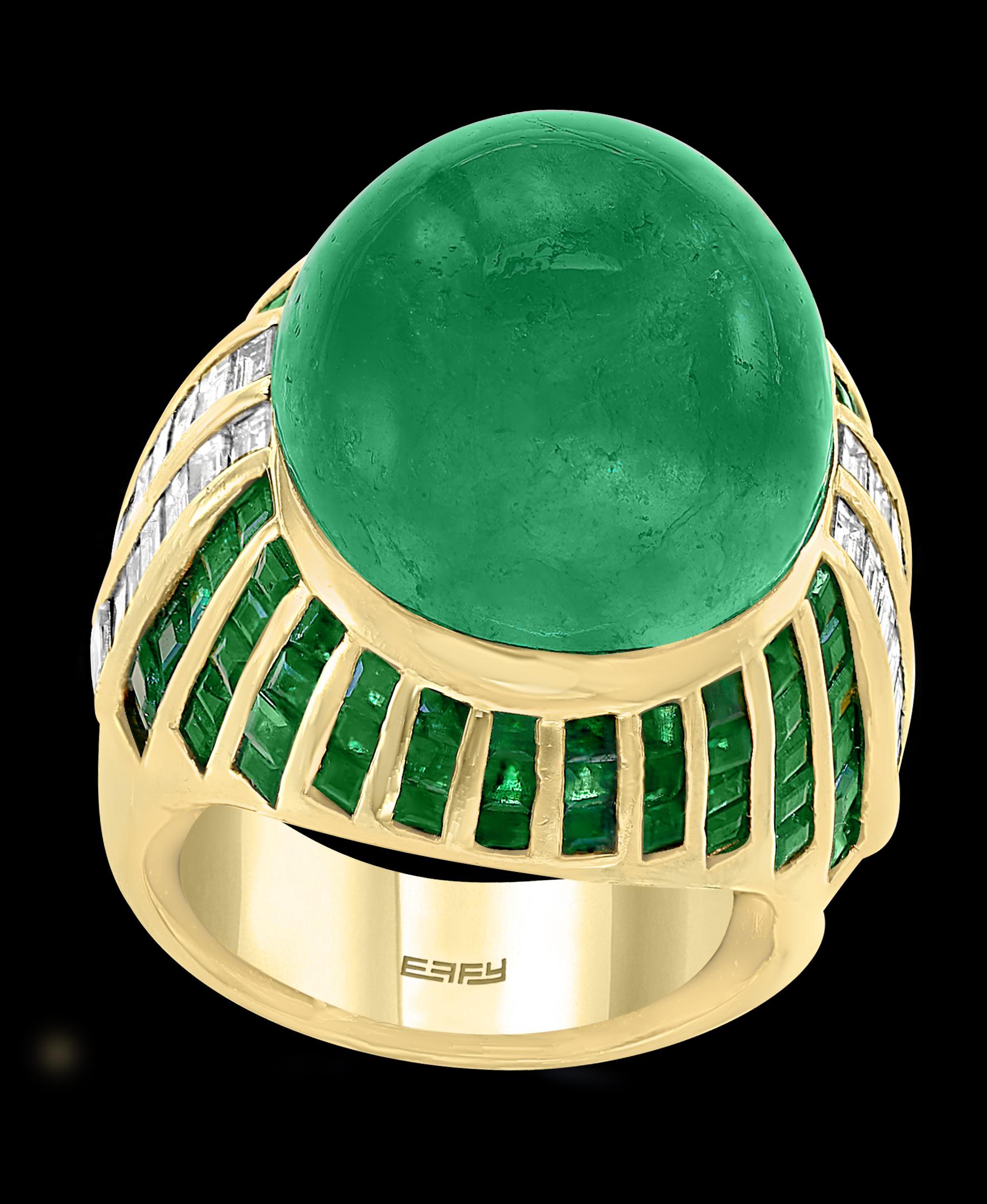 Bague cocktail en or jaune 18 carats avec émeraude de Colombie cabochon de 30 carats et diamants Excellent état - En vente à New York, NY