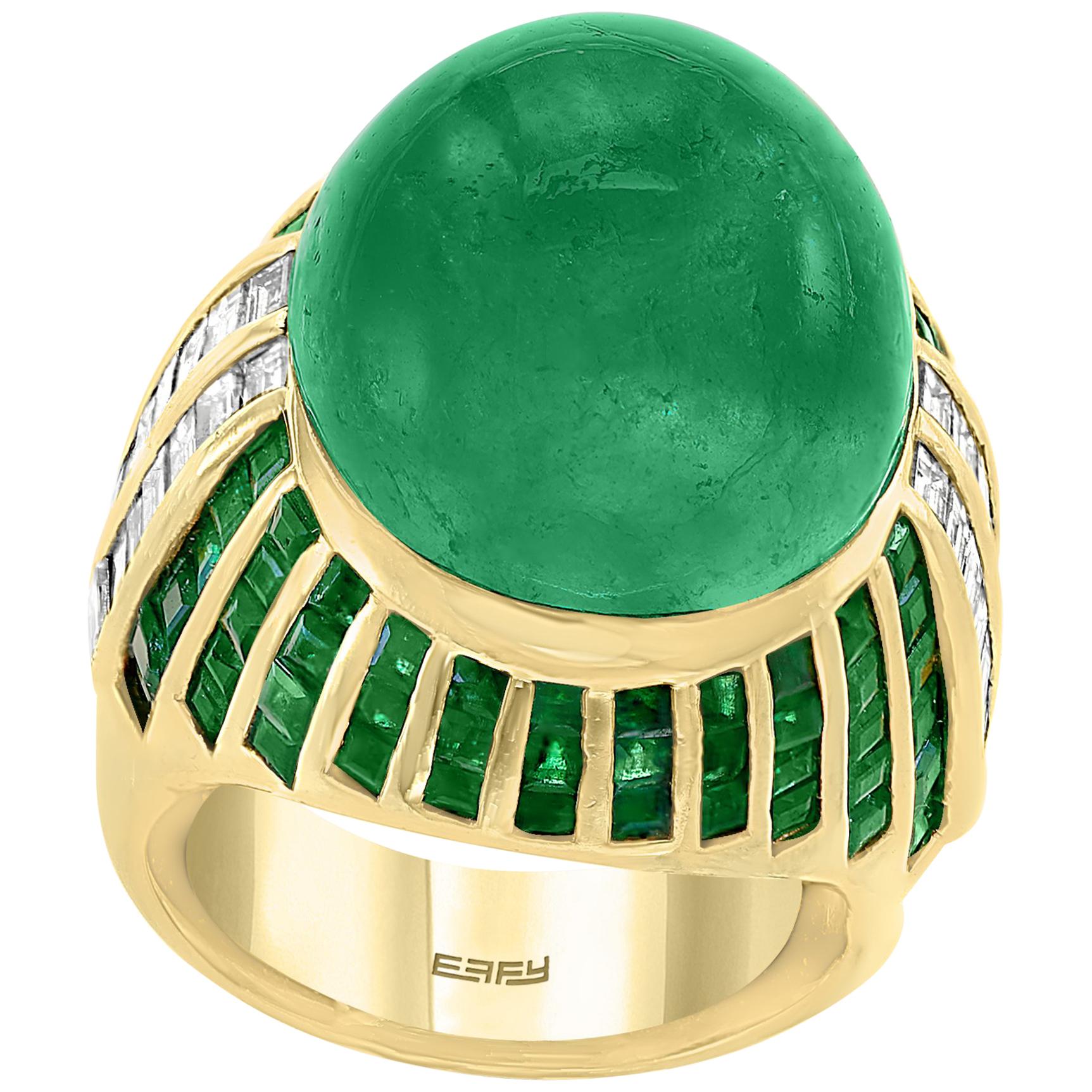 Bague cocktail en or jaune 18 carats avec émeraude de Colombie cabochon de 30 carats et diamants en vente