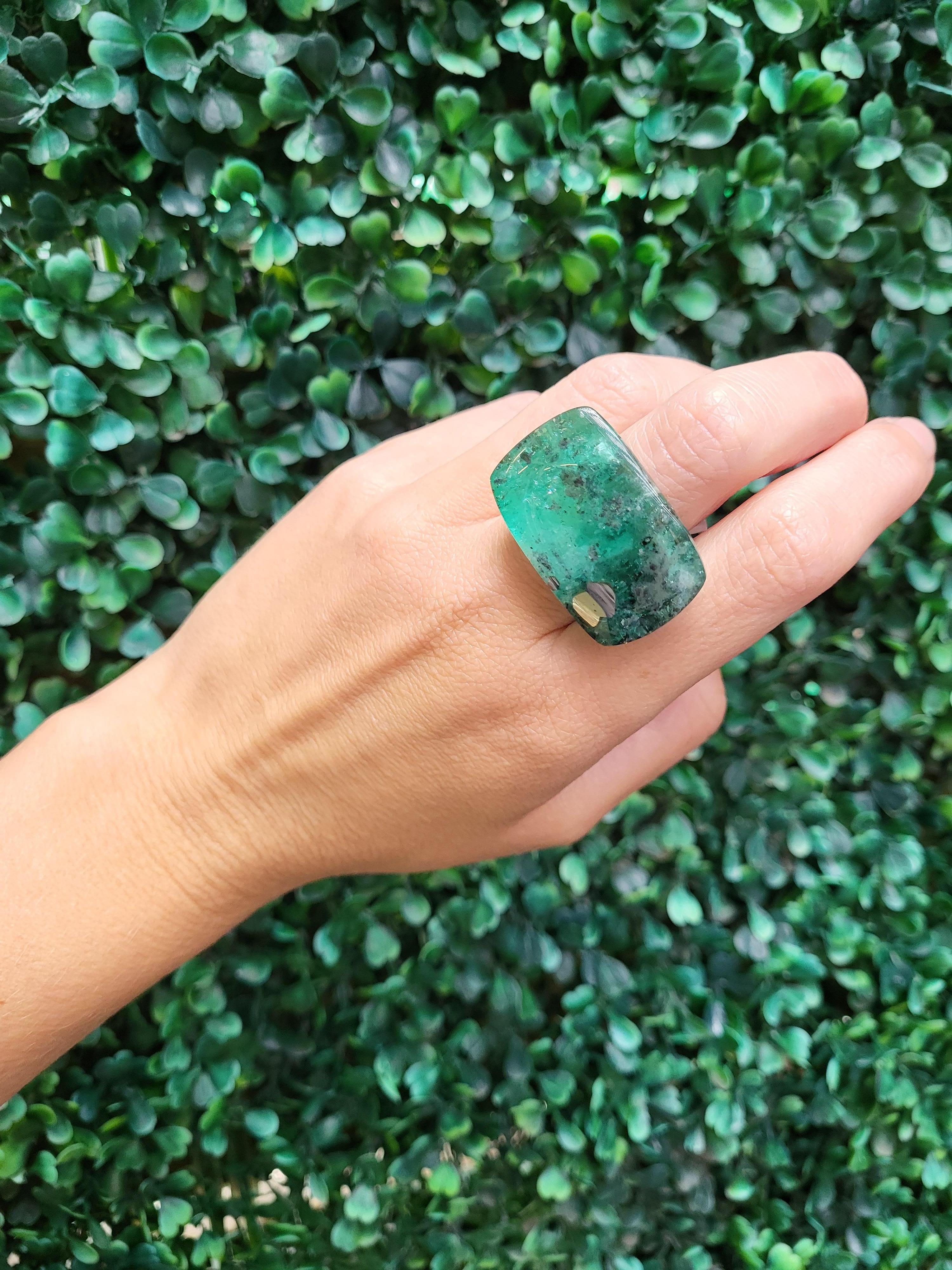30 Carat Columbian Emerald Ring with Pyrite Inclusion For Sale 3