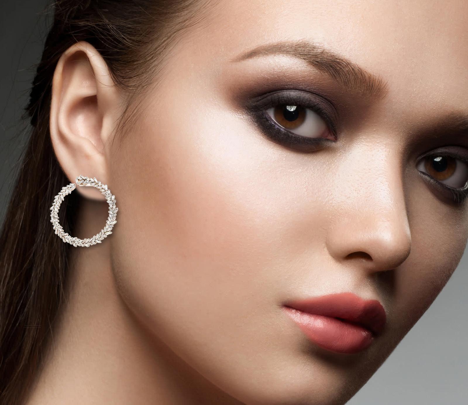 Moulées en or 18 carats, ces magnifiques boucles d'oreilles sont serties à la main de 3,0 carats de diamants baguettes. Les pierres précieuses illumineront magnifiquement votre visage.

SUIVEZ la vitrine de MEGHNA JEWELS pour découvrir la dernière