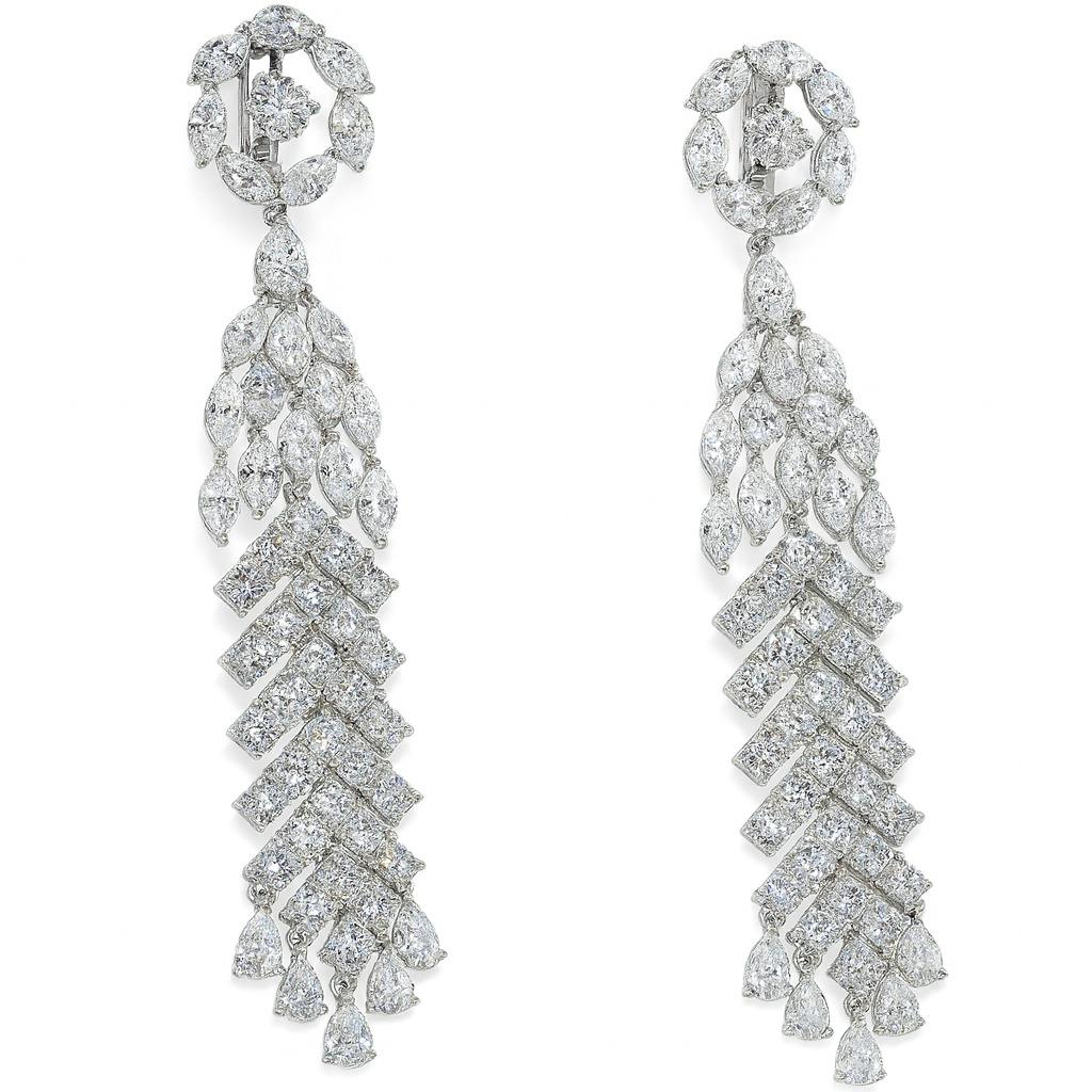 Boucles d'oreilles chandelier à grappes de diamants marquis, poires et ronds de 30 carats Excellent état - En vente à Chicago, IL