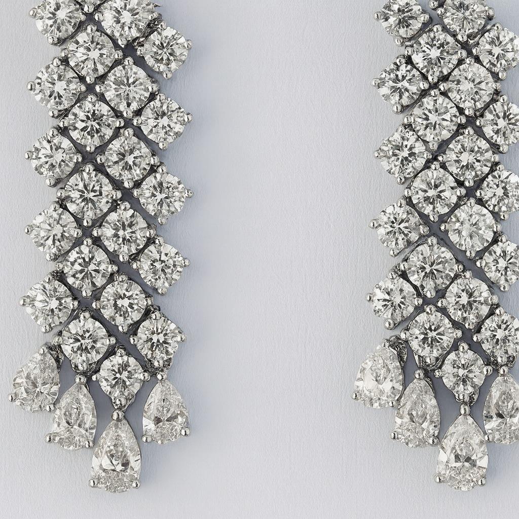 Boucles d'oreilles chandelier à grappes de diamants marquis, poires et ronds de 30 carats Pour femmes en vente