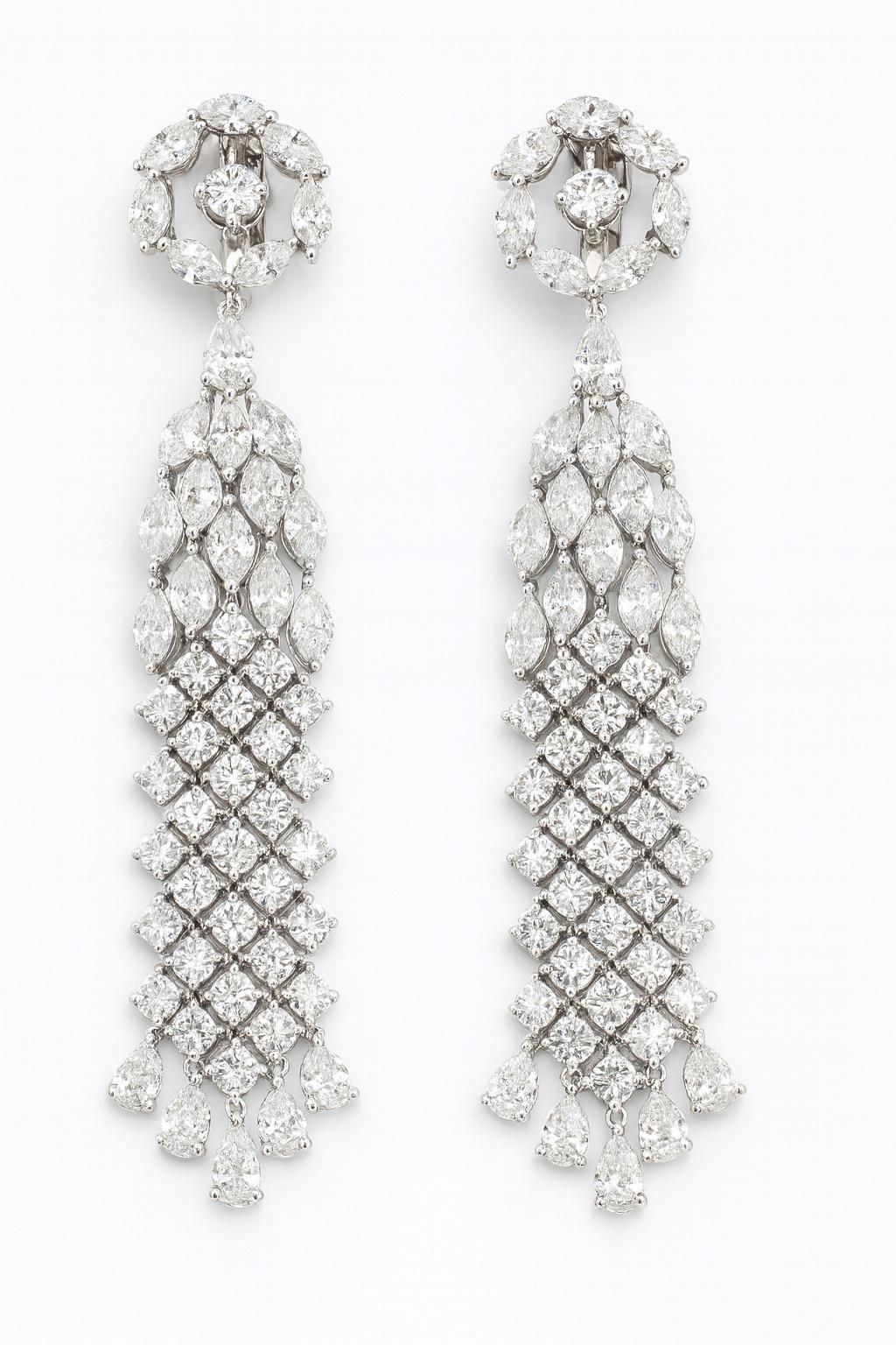 Boucles d'oreilles chandelier à grappes de diamants marquis, poires et ronds de 30 carats en vente 1
