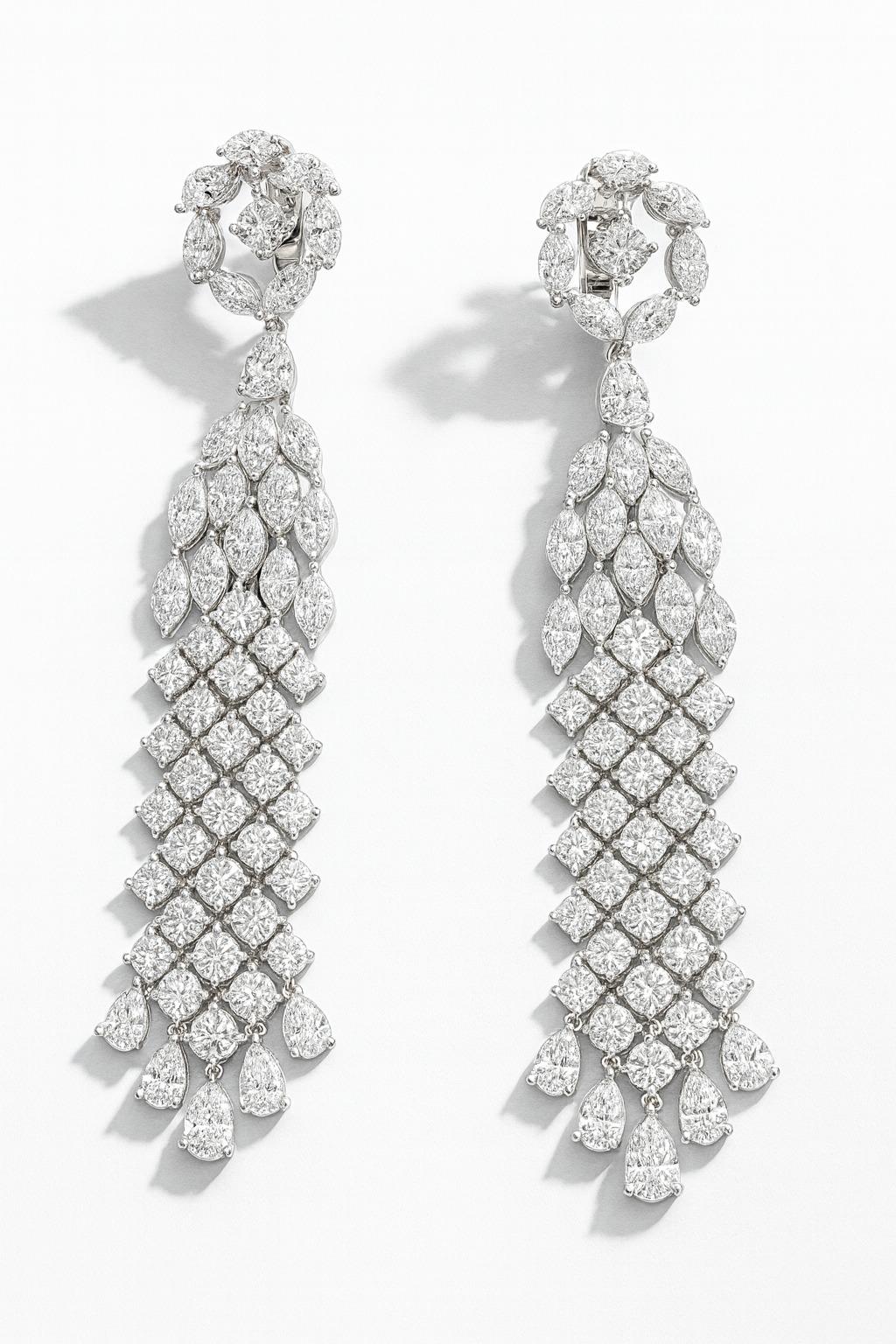 Boucles d'oreilles chandelier à grappes de diamants marquis, poires et ronds de 30 carats en vente 2