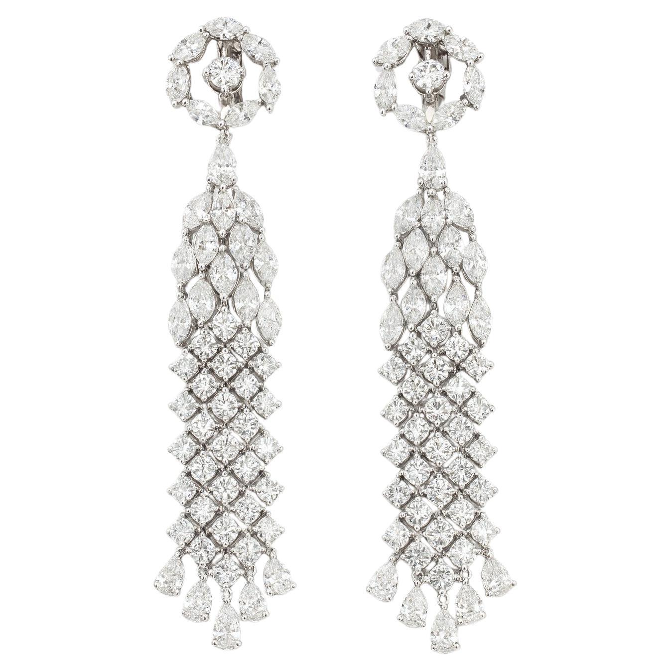 Boucles d'oreilles chandelier à grappes de diamants marquis, poires et ronds de 30 carats en vente