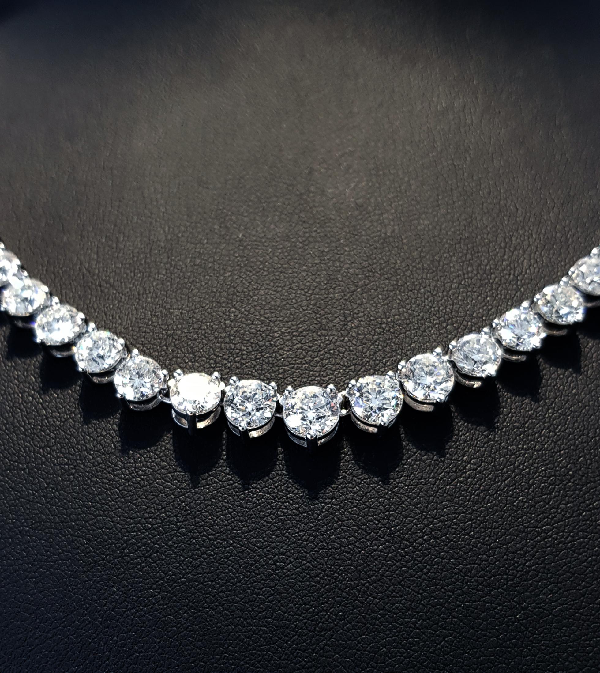 Collier Riviera à trois griffes en or blanc 18 carats et diamants 30 carats en vente 4
