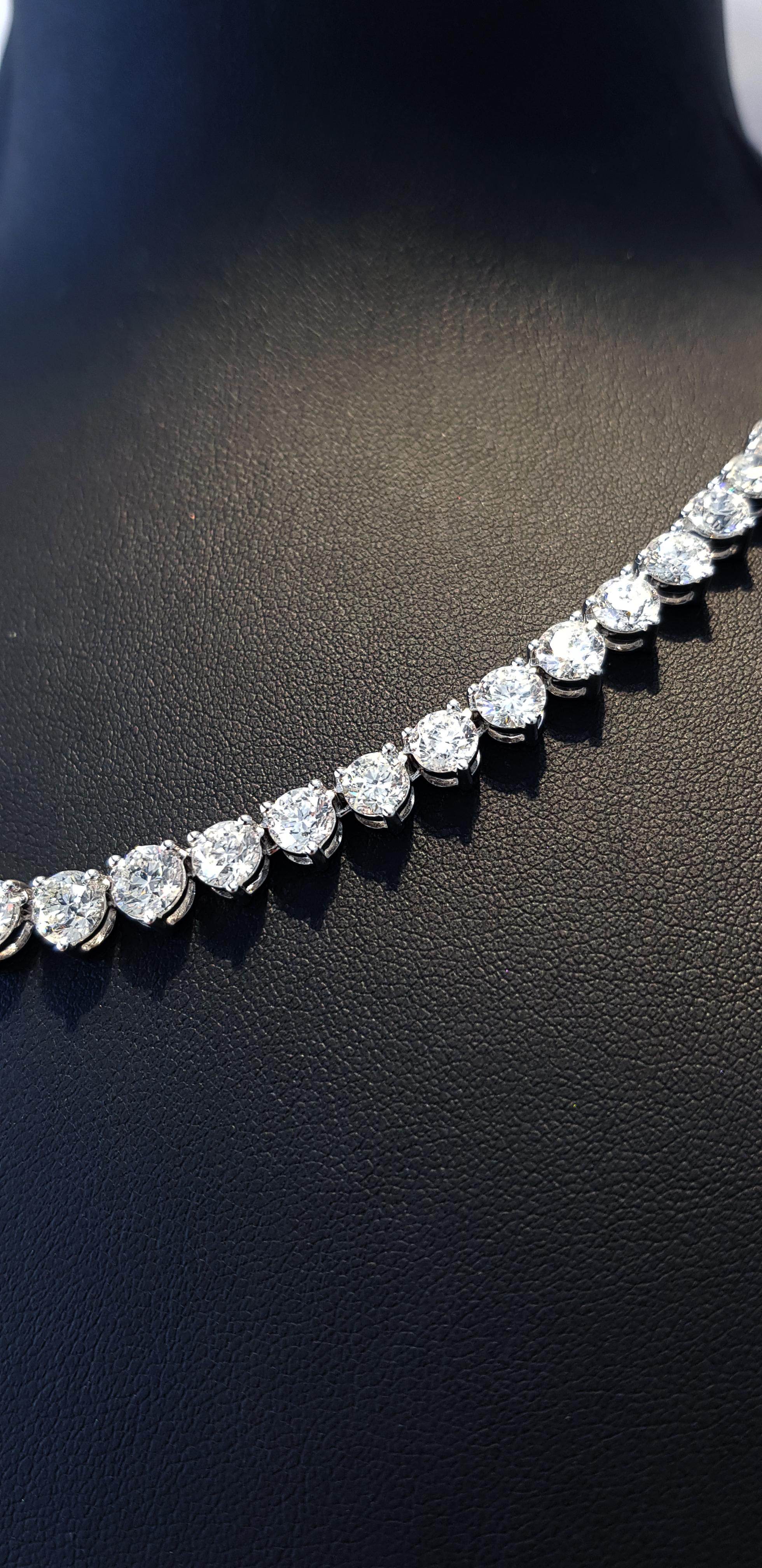 Collier Riviera à trois griffes en or blanc 18 carats et diamants 30 carats en vente 5