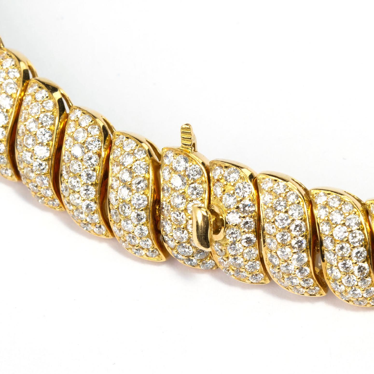30 Carat Diamond Wave Motif Necklace In Excellent Condition For Sale In New York, NY