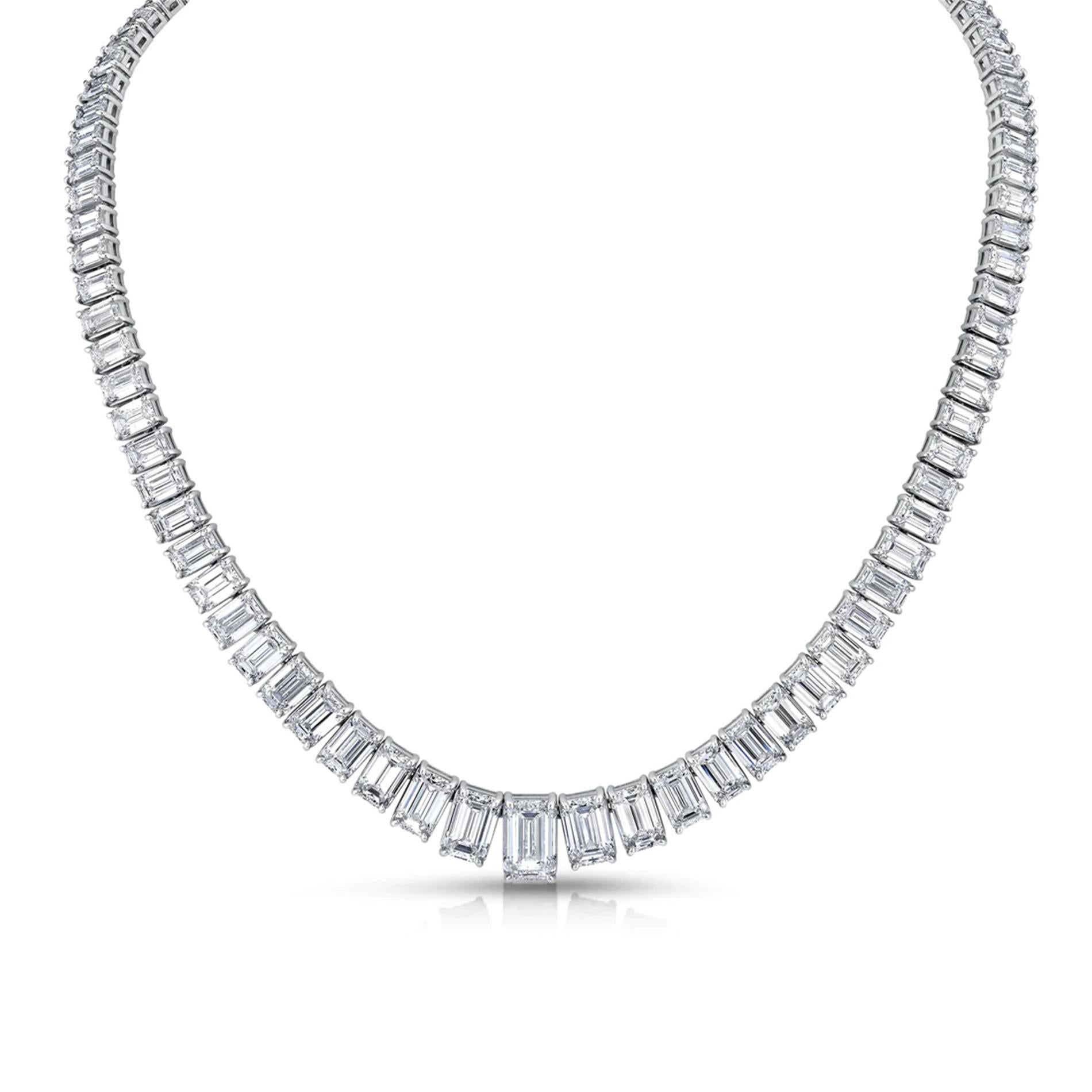 Erhöhen Sie Ihre Eleganz mit unserer exquisiten 19-Zoll-Tennis-Halskette, die sorgfältig aus Platin gefertigt und mit fesselnden Diamanten im Smaragdschliff verziert ist.

Jeder Diamant ist fachmännisch in einer sicheren Vier-Zacken-Fassung gefasst,