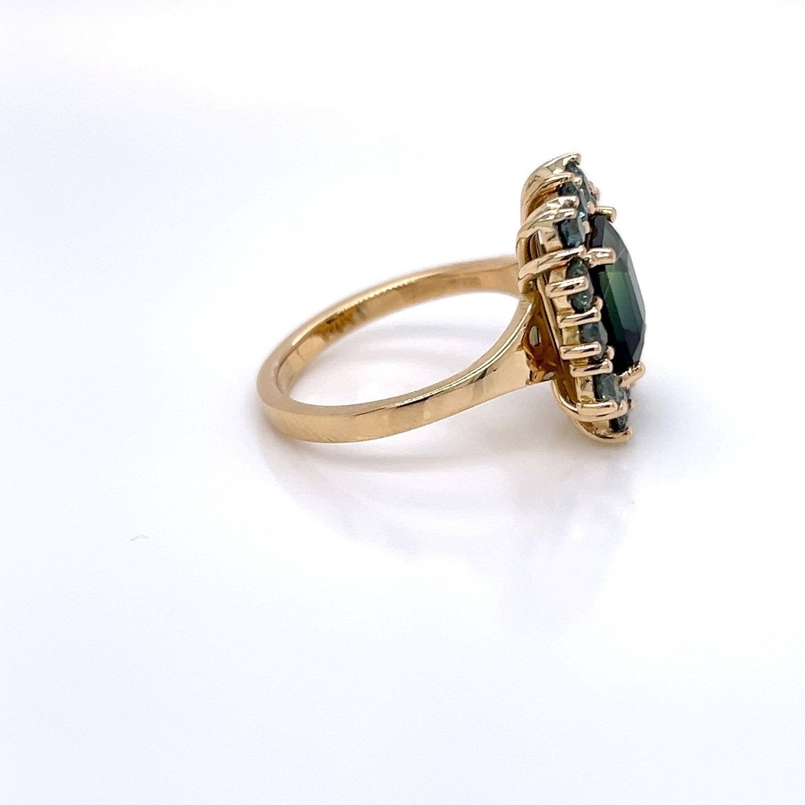 Contemporaneo Anello con zaffiro verde acqua taglio smeraldo da 3,0 carati in oro giallo 18 carati in vendita