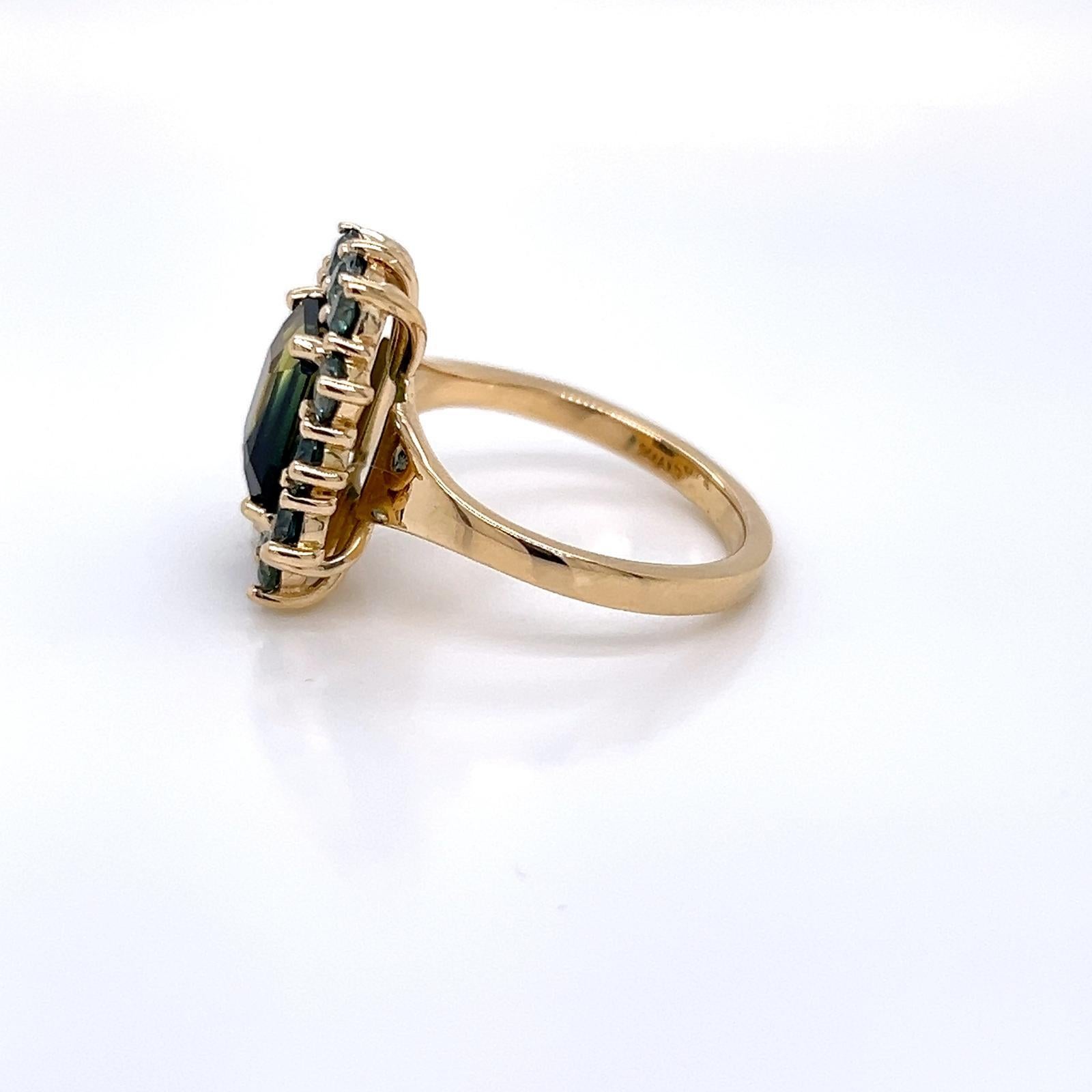 Anello con zaffiro verde acqua taglio smeraldo da 3,0 carati in oro giallo 18 carati In condizioni Nuovo in vendita a London, GB