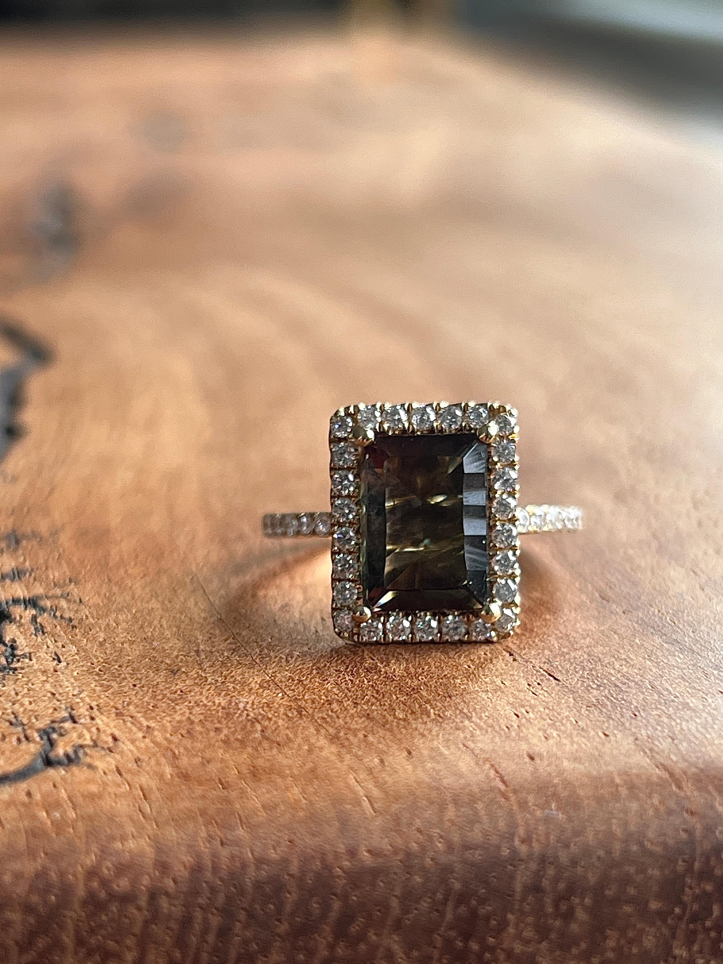 Contemporaneo Anello Cocktail con Labradorite Feldspato e Diamante in Oro Giallo 14k da 3,0 Carati in vendita