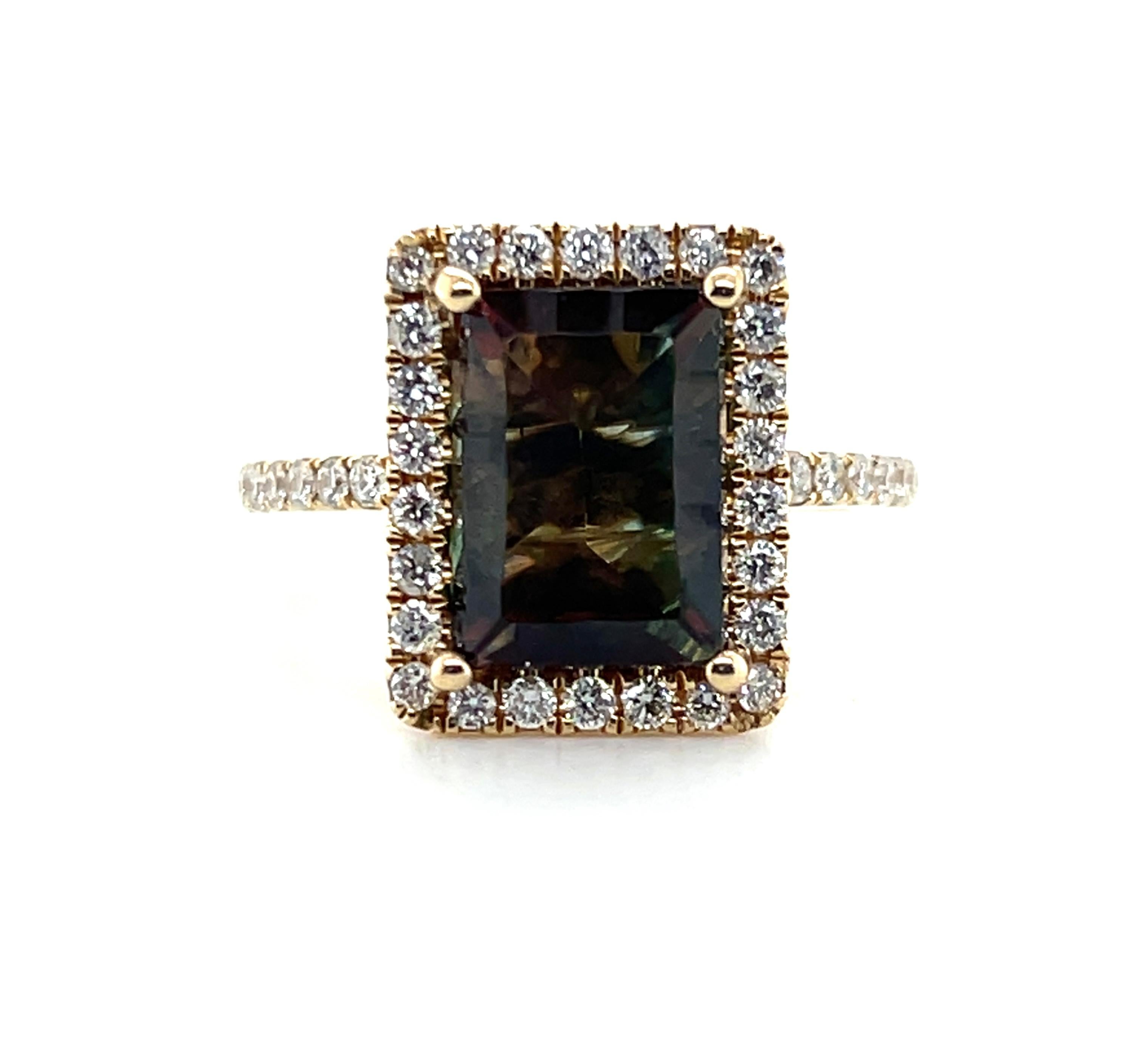 Taglio smeraldo Anello Cocktail con Labradorite Feldspato e Diamante in Oro Giallo 14k da 3,0 Carati in vendita