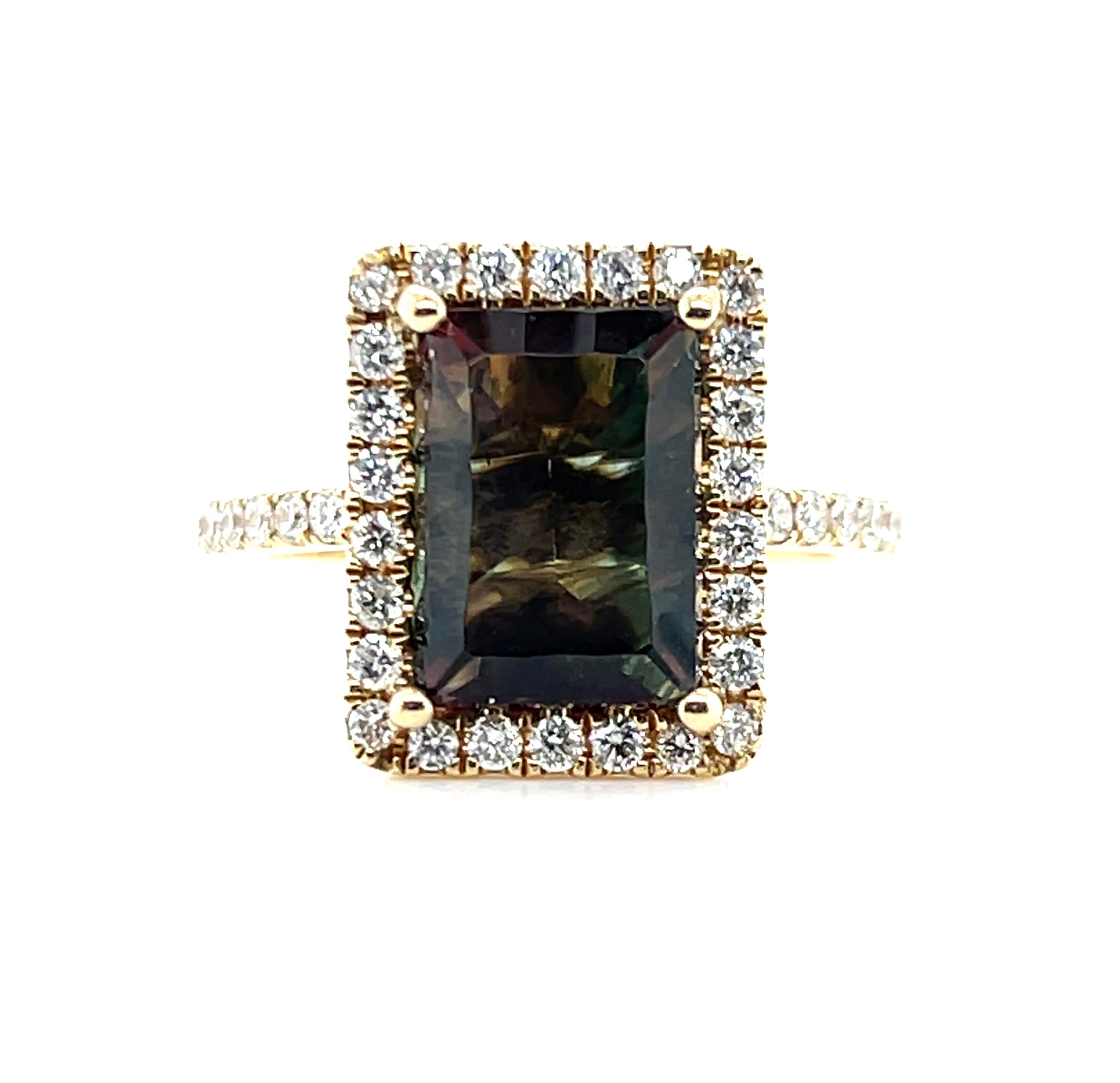Anello Cocktail con Labradorite Feldspato e Diamante in Oro Giallo 14k da 3,0 Carati In condizioni buone in vendita a Towson, MD