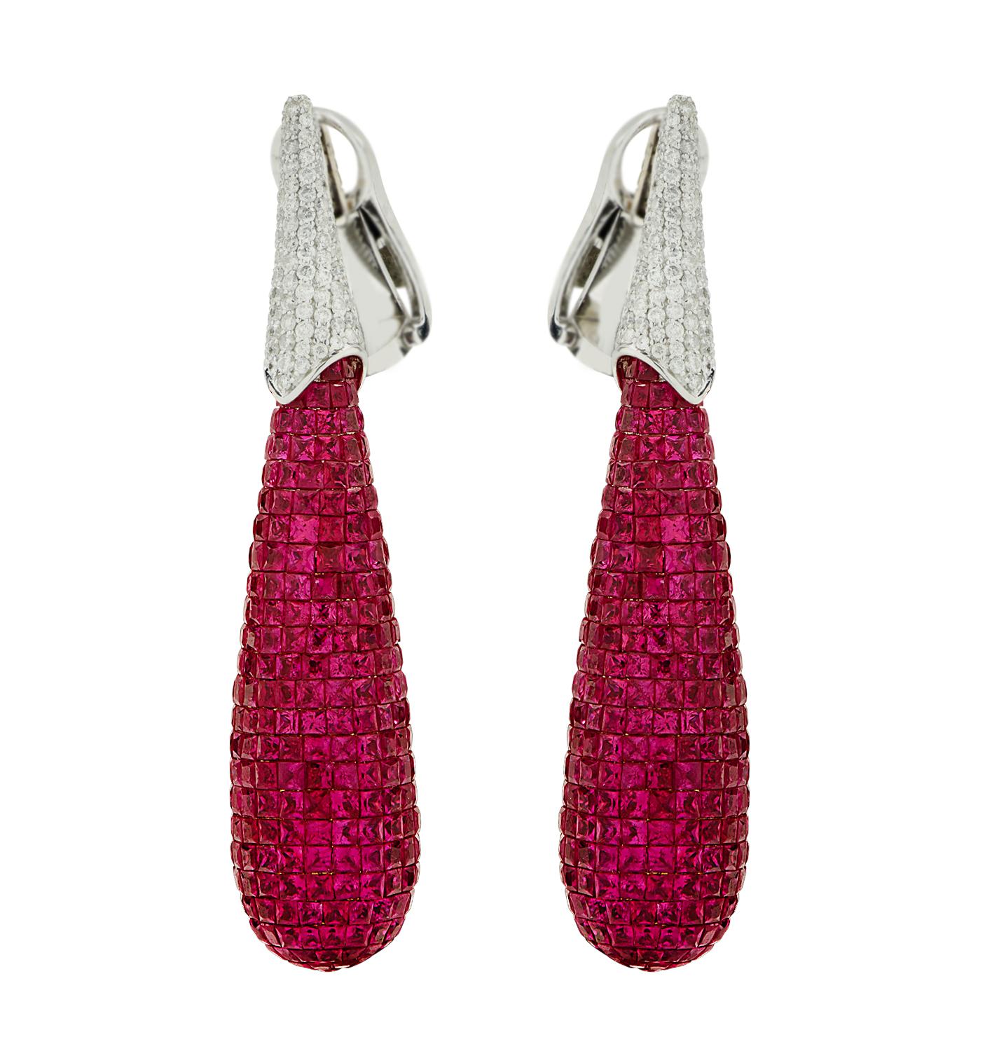 Emerging from the realm of exceptional craftsmanship comes a pair of earrings that epitomize opulence and artistic mastery. Exquisitely forged in the ethereal luminescence of 18k white gold, these earrings are not merely an accessory, but a