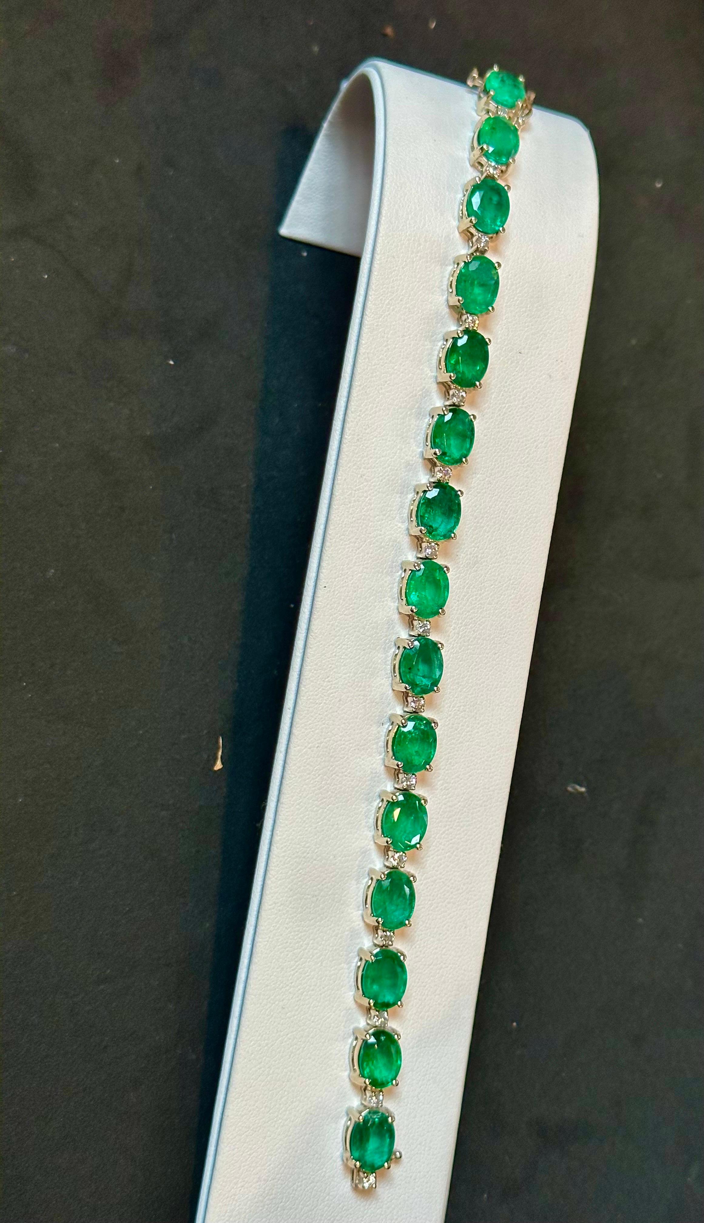Oval Cut 30 Carat Natural Zambian Emerald & Diamond Tennis Bracelet 14 Karat Gold For Sale