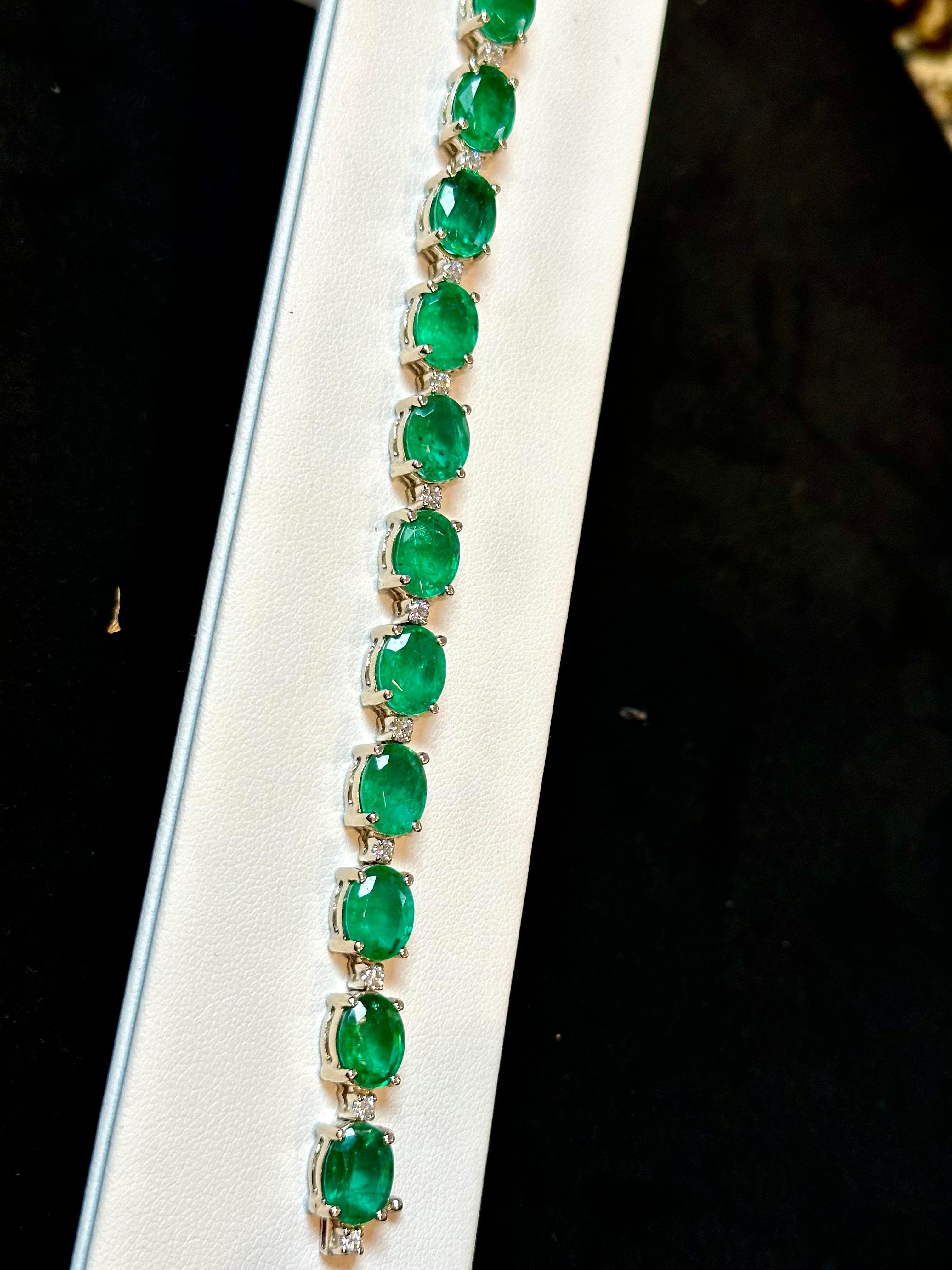 30 Carat Natural Zambian Emerald & Diamond Tennis Bracelet 14 Karat Gold In Excellent Condition For Sale In New York, NY