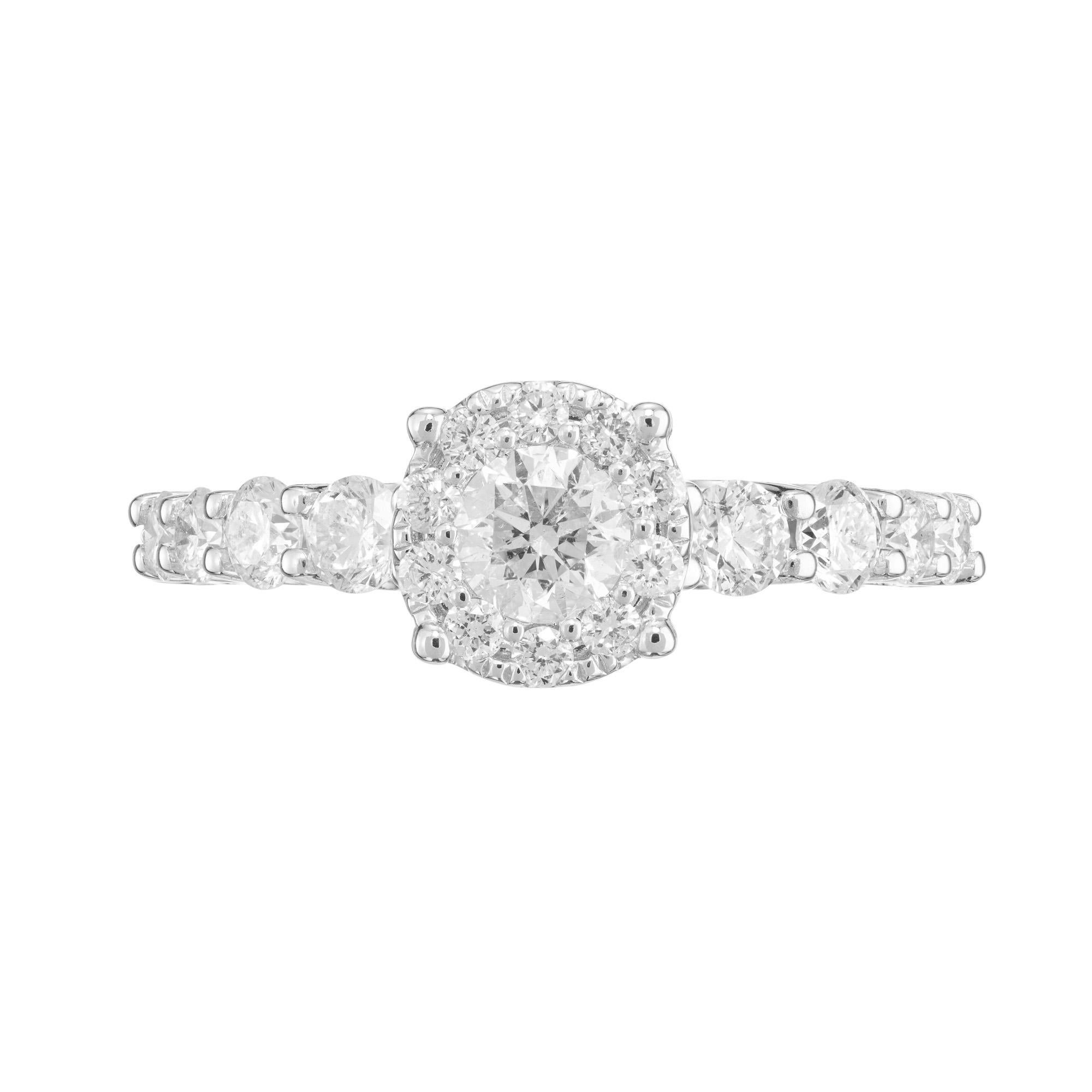 Heller und funkelnder Diamant-Verlobungsring. Mit einem runden Diamanten im Brillantschliff von 0,30 Karat in einer Fassung aus 14 Karat Weißgold. Ein Halo aus runden Diamanten im Brillantschliff umgibt den Hauptstein mit vier Diamanten an jeder