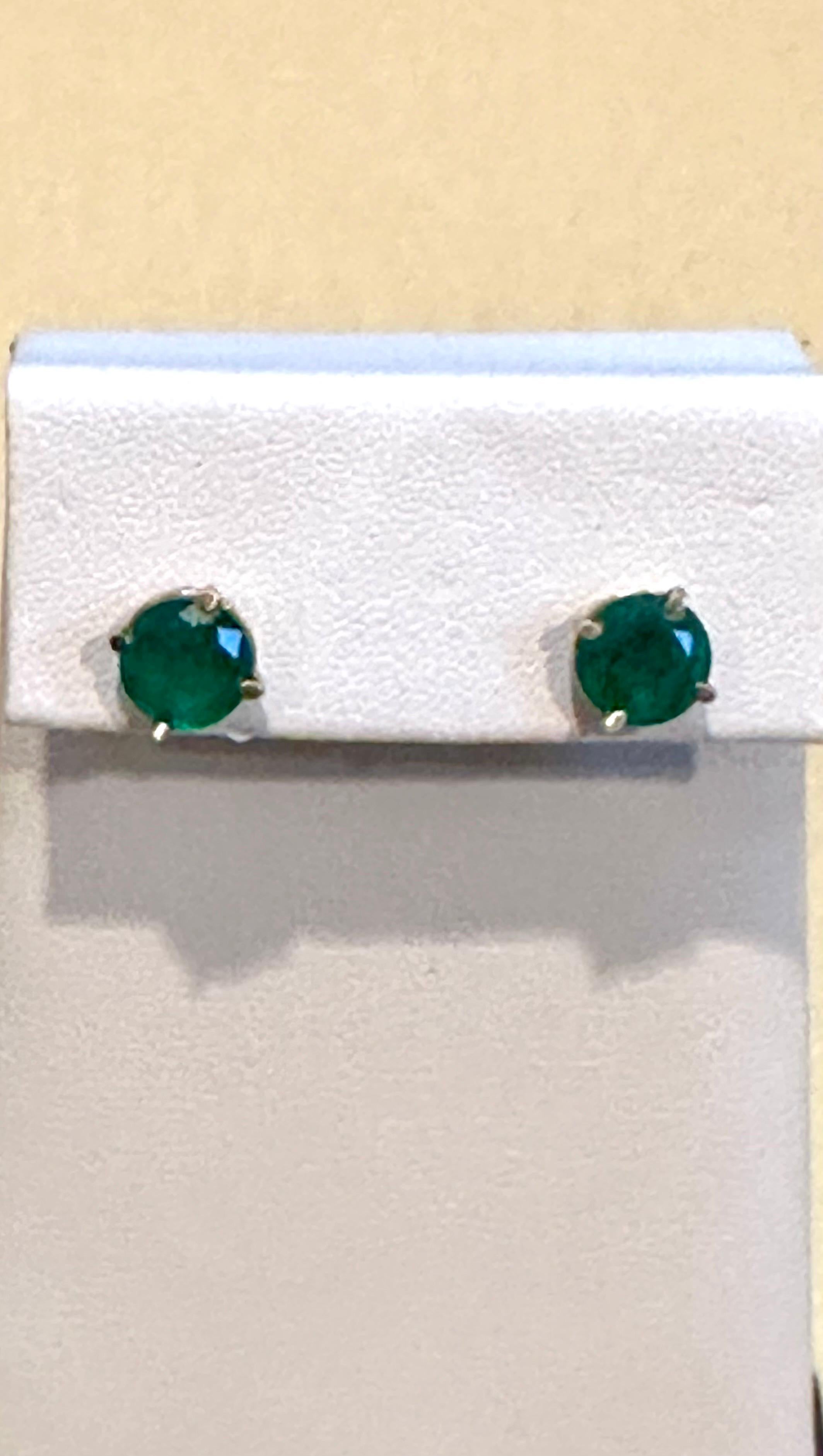 
Ungefähr 3,0 Karat 7,5 MM runde natürliche Smaragd Ohrstecker 14 Karat Gelb  Gold
Zwei Smaragde wiegen  Ungefähr 3,0 Karat Gesamt
Jeder Smaragd hat 1,5 ct.
Dies sind 7 MM-Rundlinge
Neue Ohrringe
Dieses exquisite Paar Ohrringe ist wunderschön mit 14