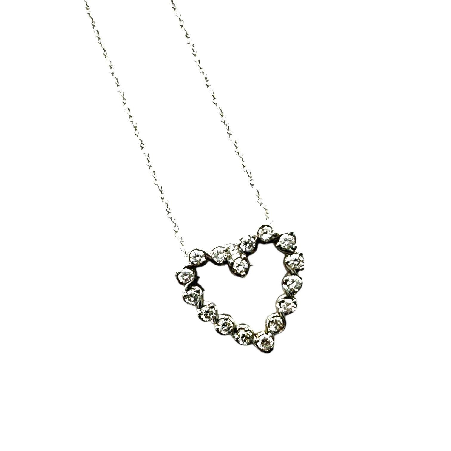 Ciondolo a forma di cuore con diamante incastonato in oro bianco da .30 carati In condizioni ottime in vendita a Laguna Hills, CA