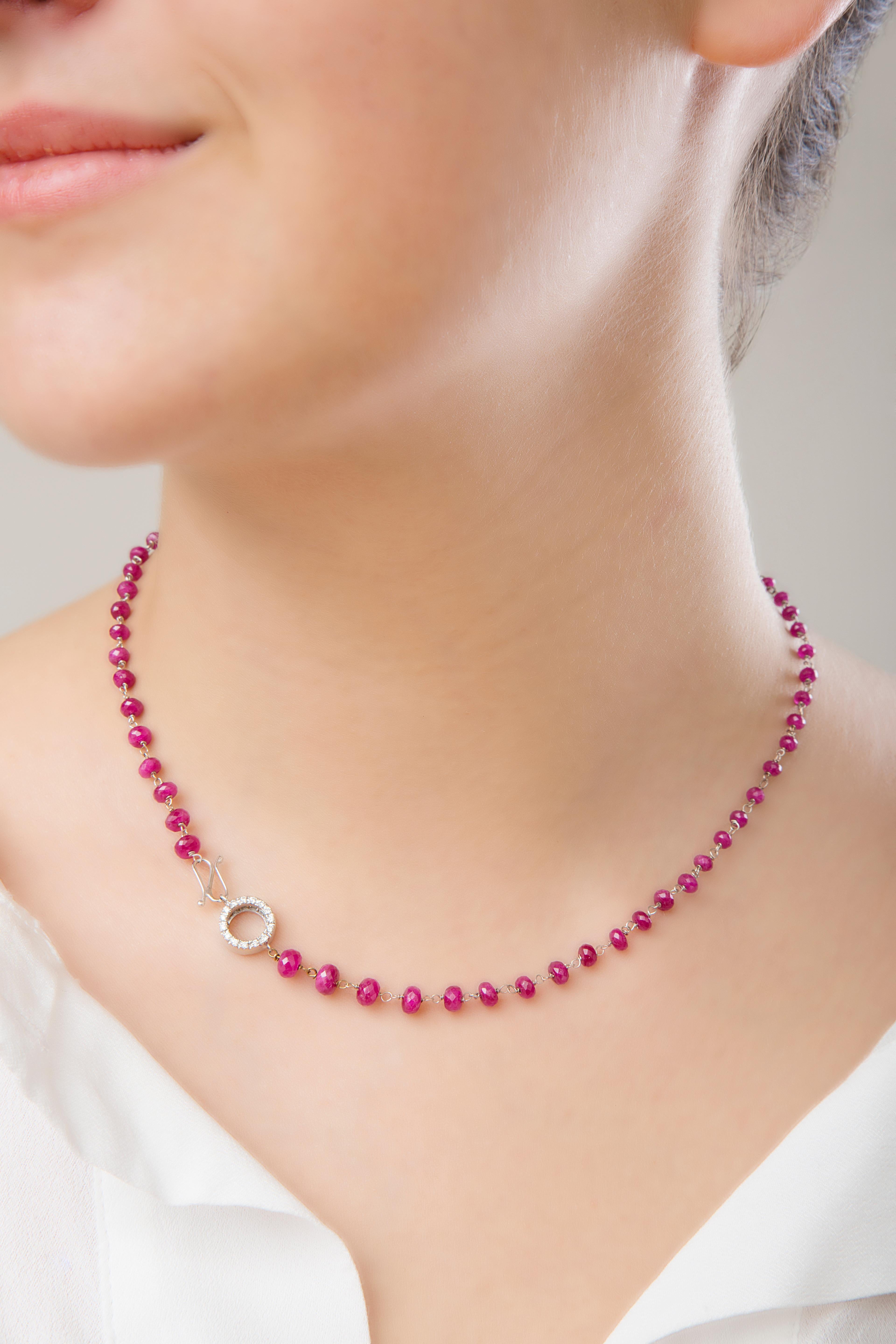 Rossella Ugolini Colección Silueta 30 quilates Rubíes Oro de 18 quilates 0,44 Diamantes blancos Collar de cuentas artesanal. Este encantador collar de cuentas de Rubíes Rojos de 19,68 pulgadas de largo, está hecho a mano en Oro Blanco de 18 quilates