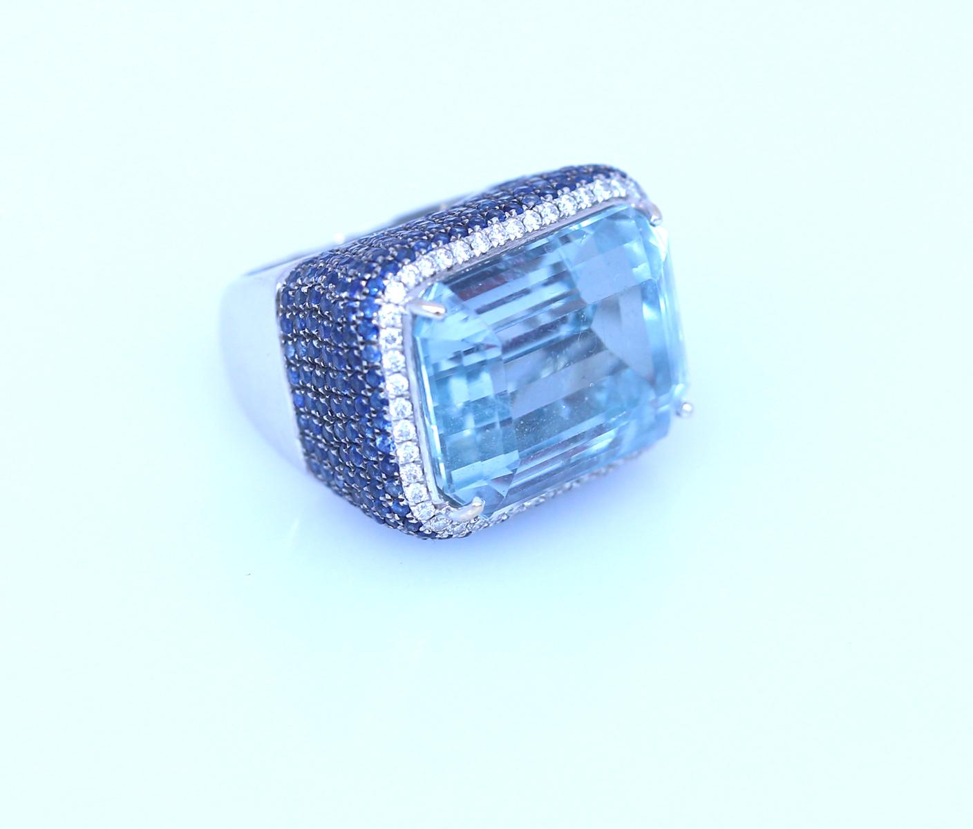 Round Cut 30 Ct Aquamarine 3 Ct Sapphires Diamond Ring, 1995 For Sale